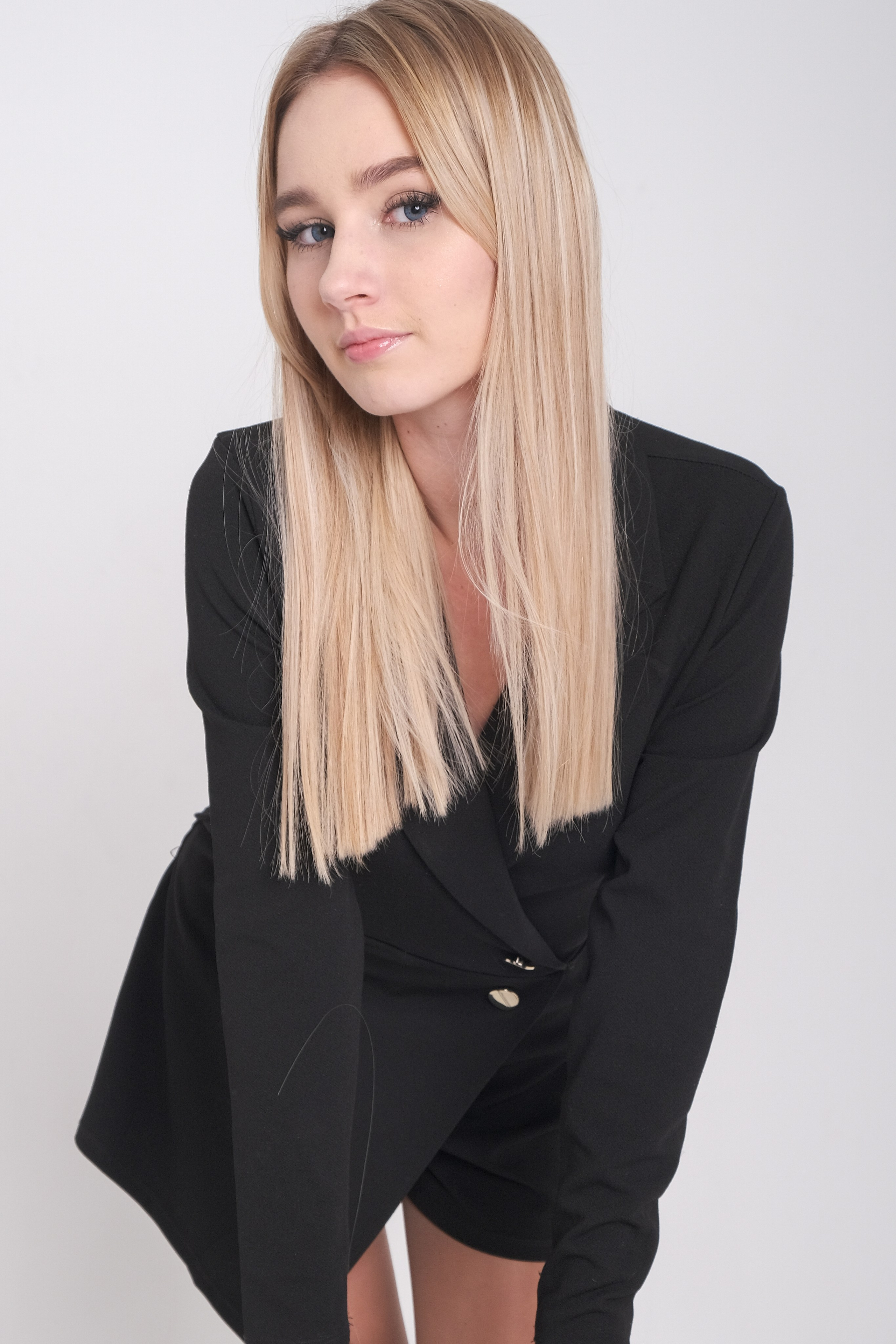 Фотосессия. Циклорама, фотосессия на циклораме, белый фон, без лишних предметов. Профессиональная фотосъемка в Крыму. Натуральные эмоции и живые кадры. Забронируйте дату прямо сейчас!