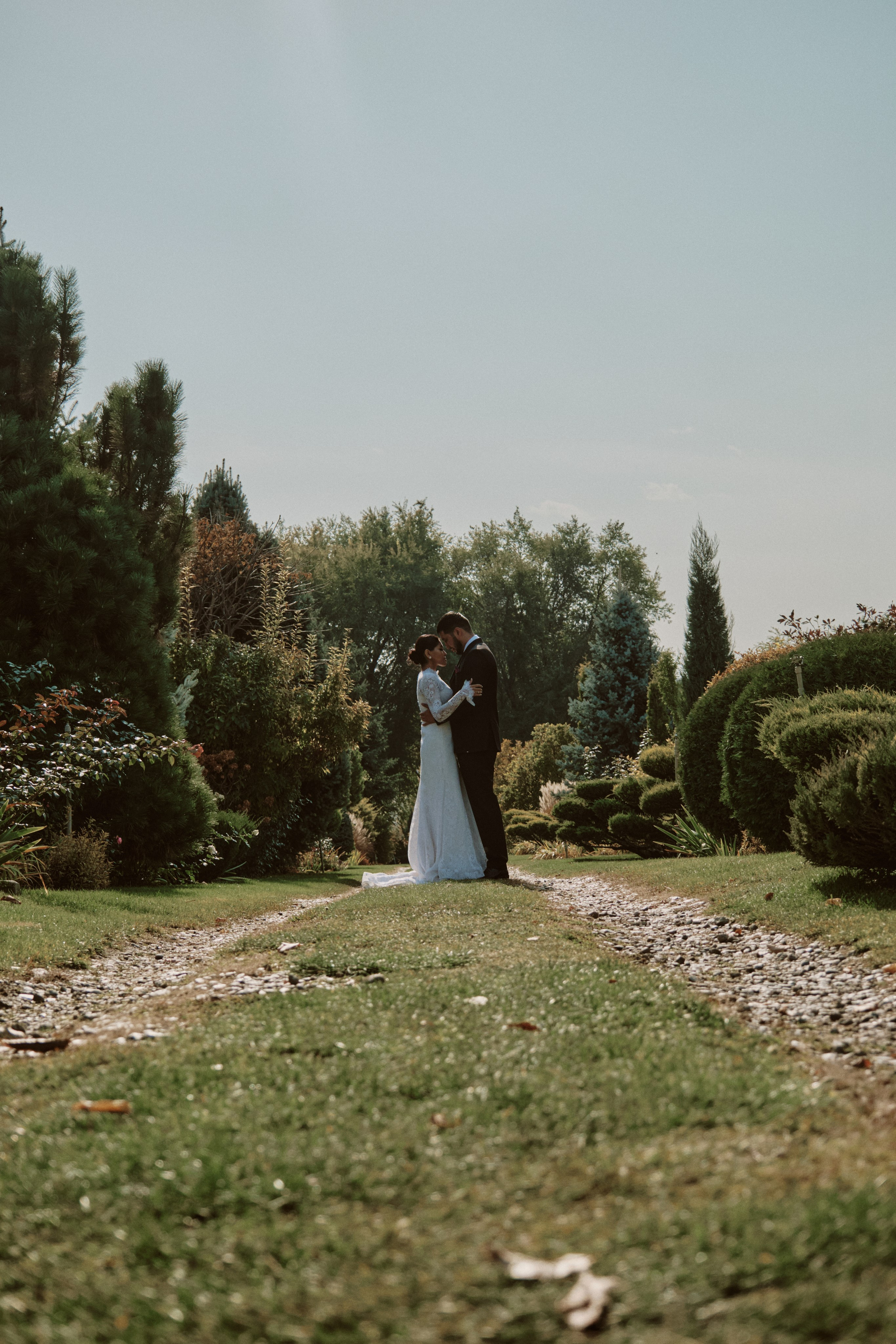 Садовая рапсодия свадебная фото прогулка в городе Алматы. Видеограф и Фотограф в Алматы и Астана