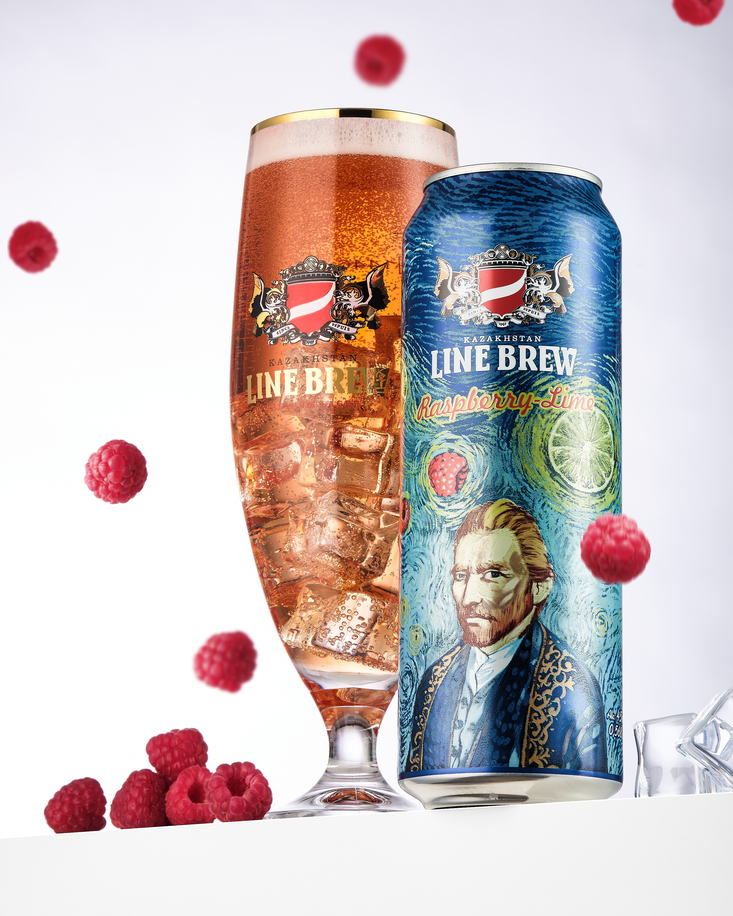Банка LineBrew Raspberry-Lime и бокал пива на белом фоне с падающими ягодами