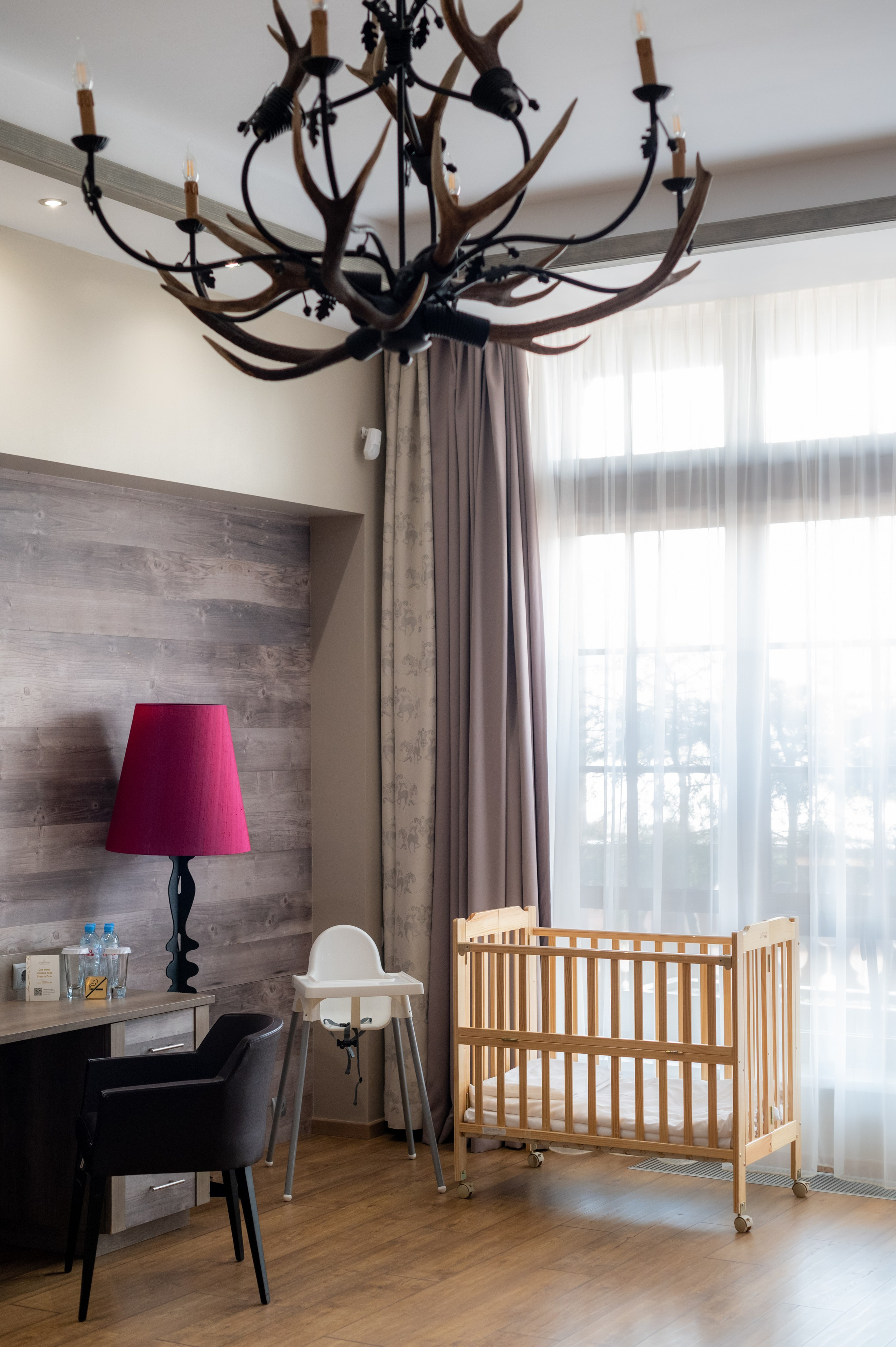 Номер полулюкс в отеле 1389 Газпром Поляна с детскими принадлежностями. Репортажный фотограф в Красной Поляне и Сочи Павлюченко Екатерина