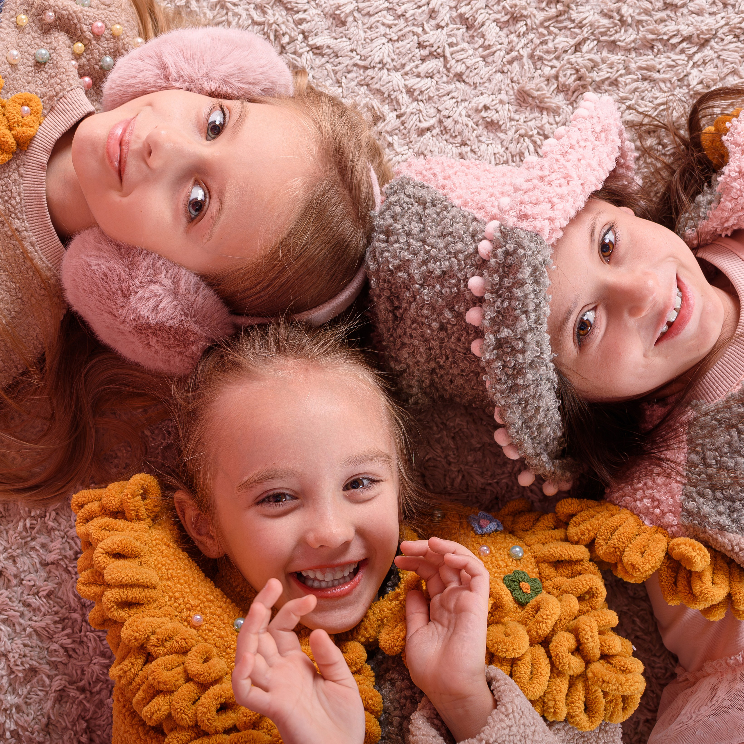 Групповая студийная фотосессия в Сочи девочек-моделей от 5 до 12 лет. Детский студийный фотограф Сочи