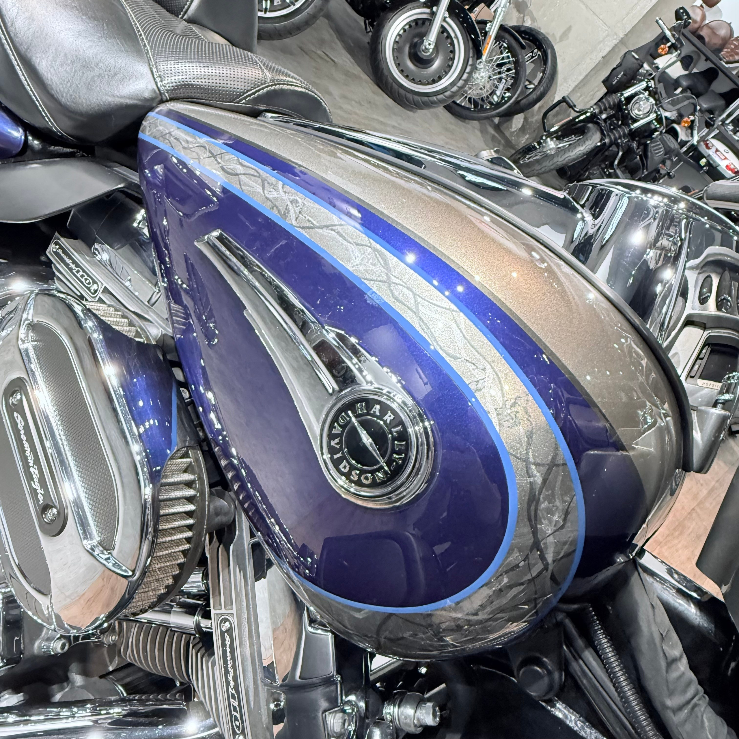 Мотоциклы Harley-Davidson 2016 CVO Limited 110 АВS Раlladium (Touring) — купить мотоцикл. Hello Davidson, Москва. Только хорошие мотоциклы…