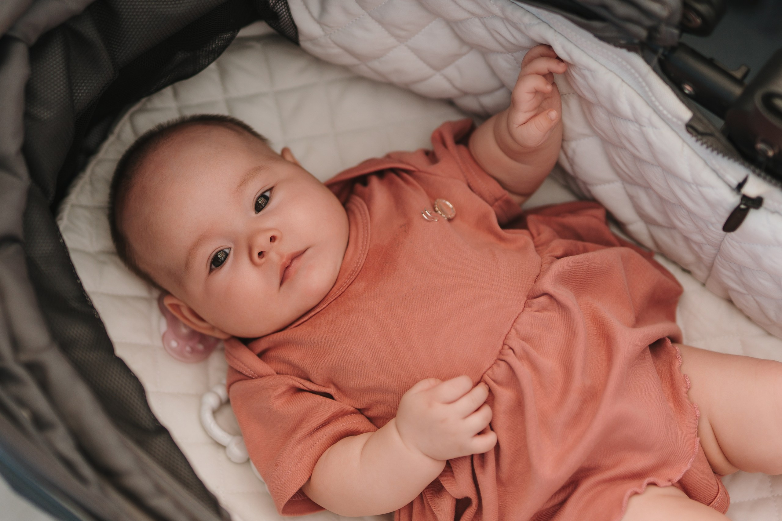 Свадебная съёмка в Уфе 11 июня 2025 года: сборы в загородном доме, выездная регистрация и банкет на площадке «Хотим Едим», ведущий Андрей