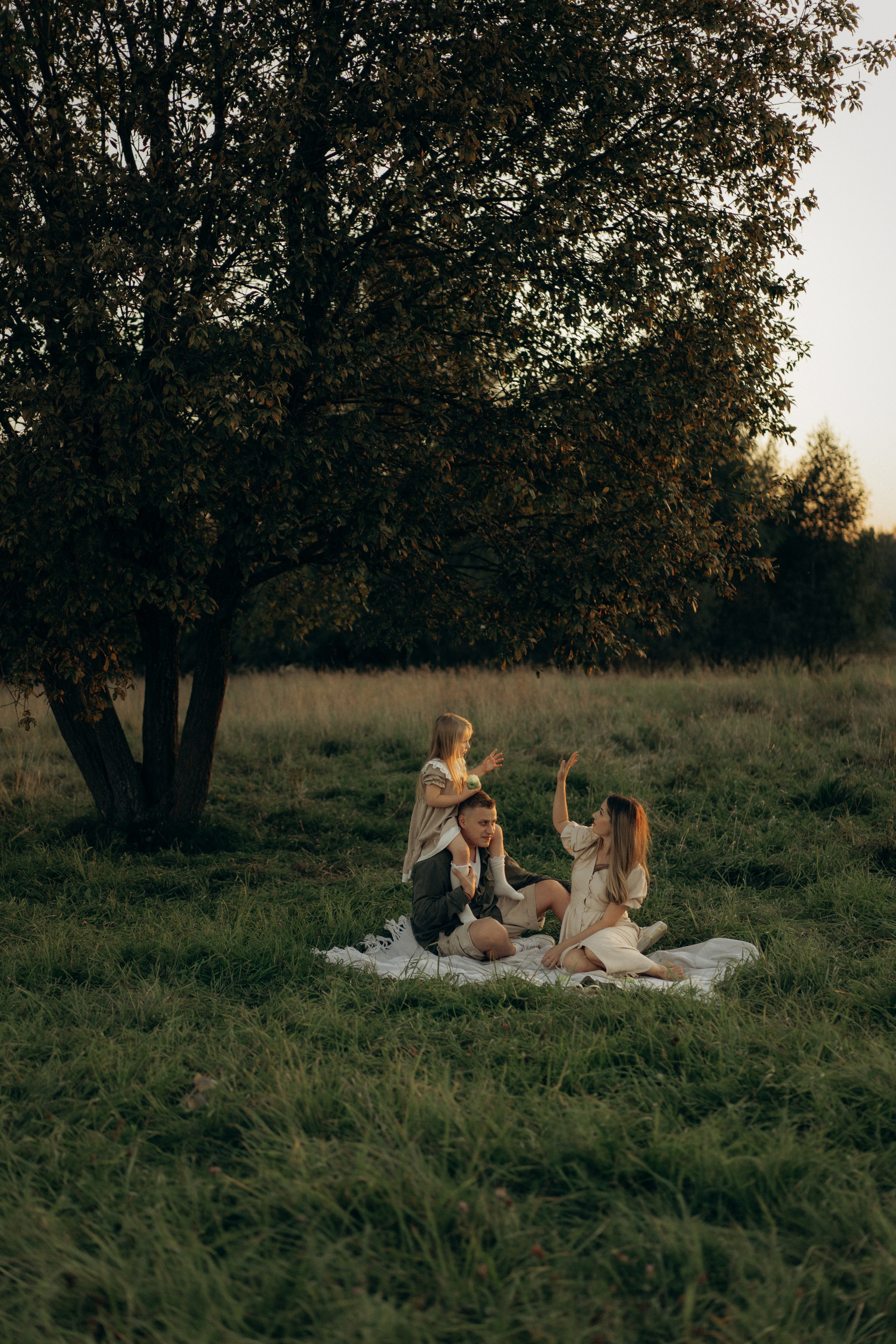 Летний вечер в поле. Семейный lifestyle фотограф в Москве Рената Рафикова