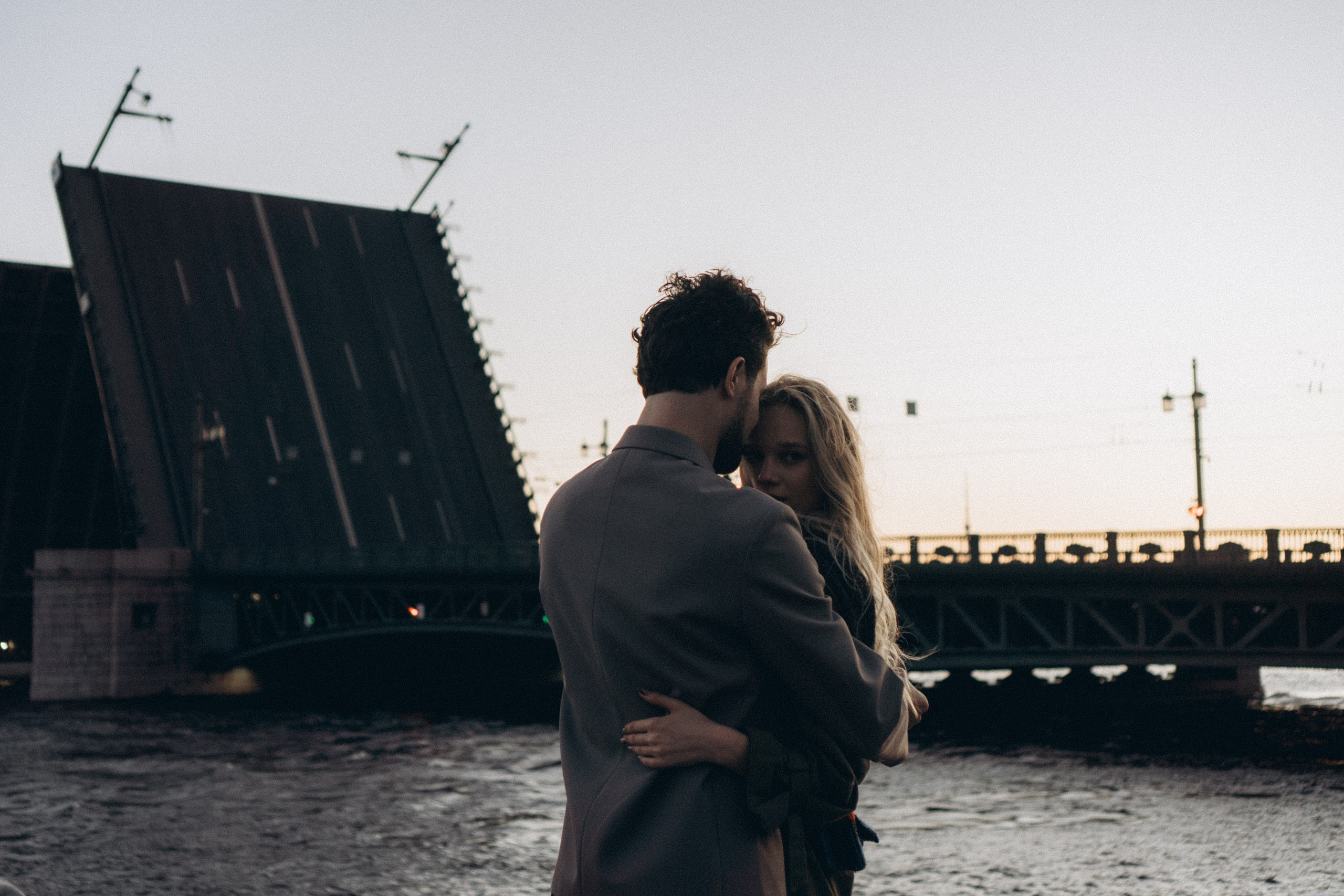 СВАДЕБНАЯ СЬЕМКА ПАРЫ НА РАССВЕТЕ В БЕЛЫЕ НОЧИ И ПРОГУЛКА С РАЗВОДНЫМИ МОСТАМИ И ПИКНИК ВОЗЛЕ ИСАКИЕВСКОГО СОБОРА. Профессиональный фотограф, Санкт-Петербург — Виктория Богомолова