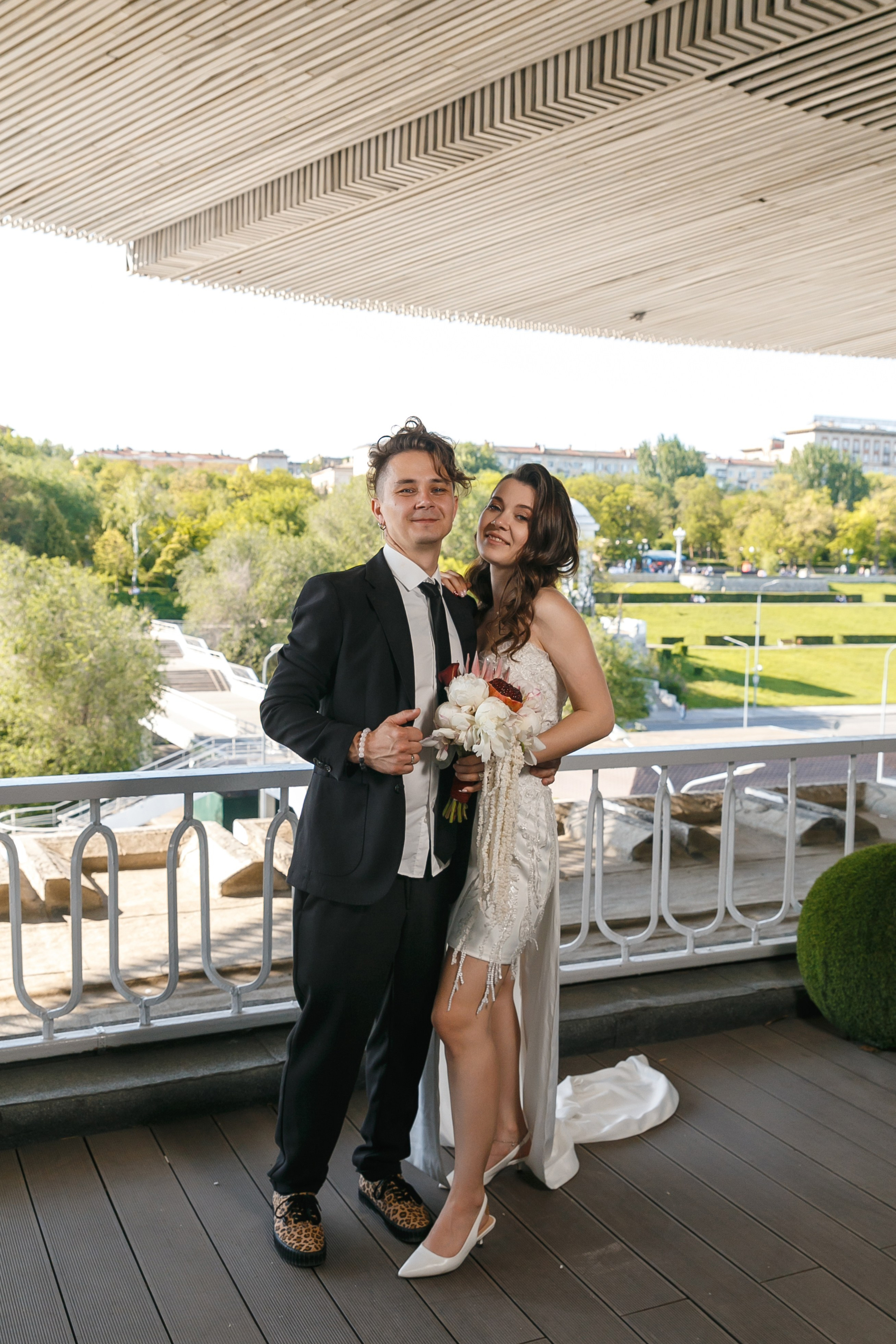 Гости украли жениха и невесту для фотографий на крыше ресторана Река. Событийный фотограф Максим Бескоровайновнов