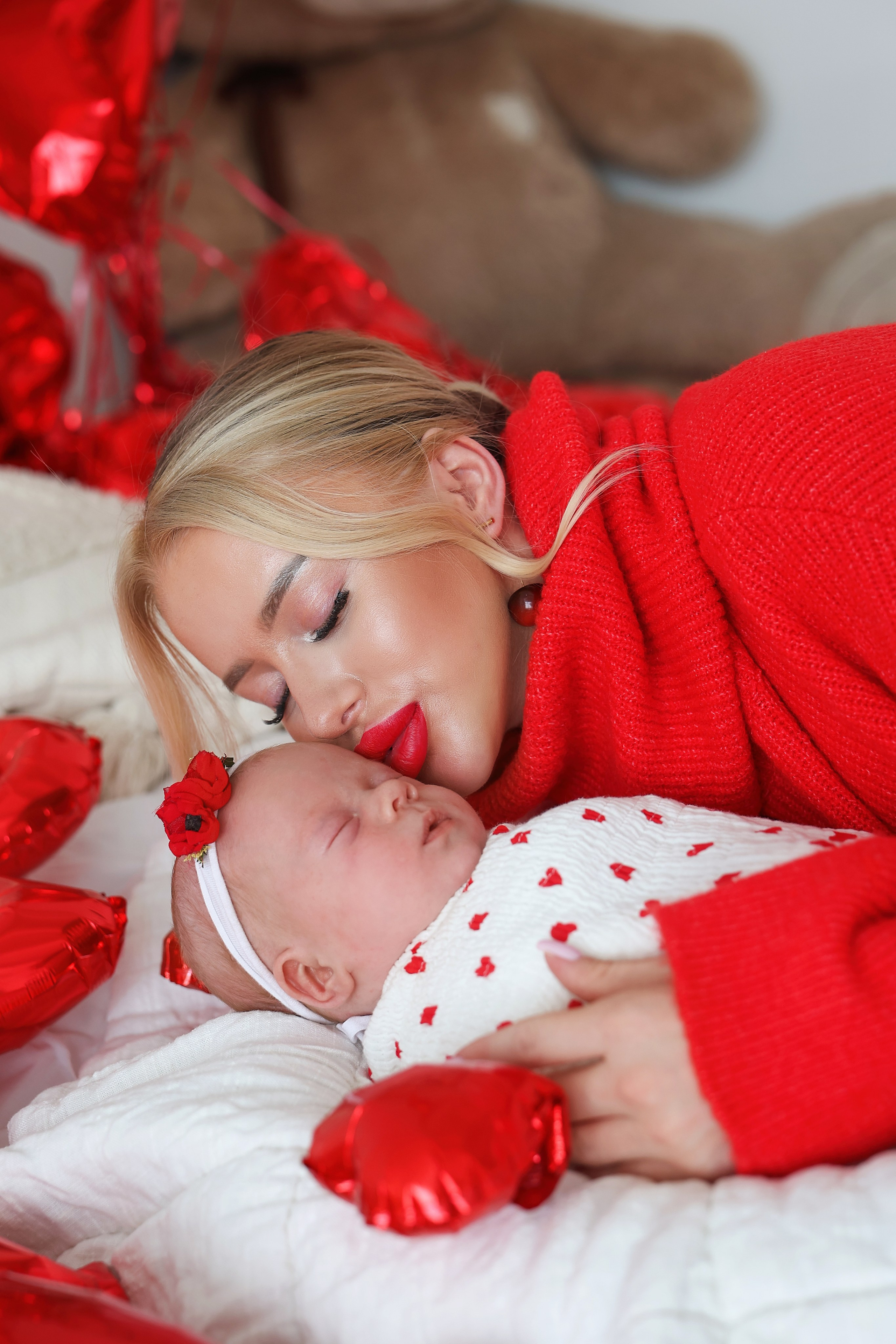 Съемка в стиле ньюборн с мамой. Фотосъемка выписки из роддома в Москве, заказать фотографа на выписку ньюборн съемка в роддоме newborn фотограф в Юдино