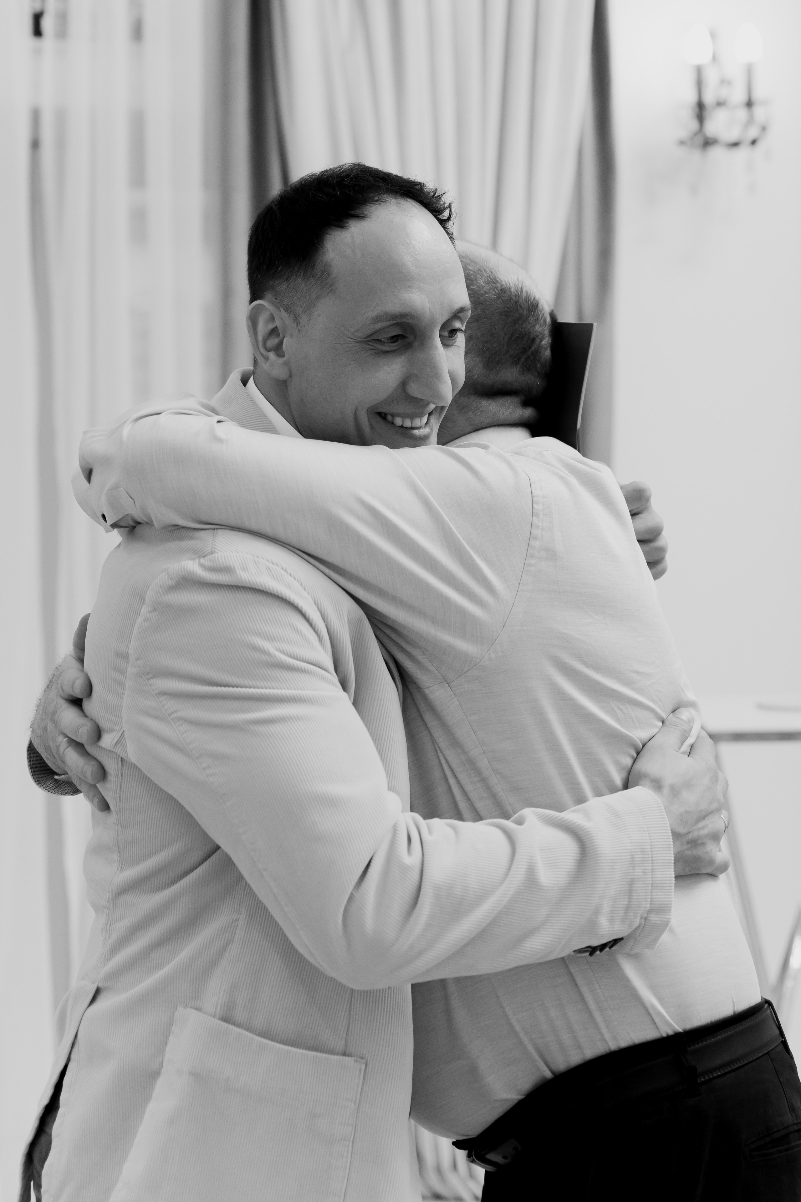 Свадебный фотограф в Москве. Свадебный фотограф Видное, Бутово, Домодедово, Щербинка, Царицыно. Свадебная фотосессия и сборы невесты в отеле Soluxe. Регистрация брака во дворце бракосочетания ВДНХ. Свадьба на ВДНХ. Свадебная фотосессия с ретро автомобилем Чайка. 