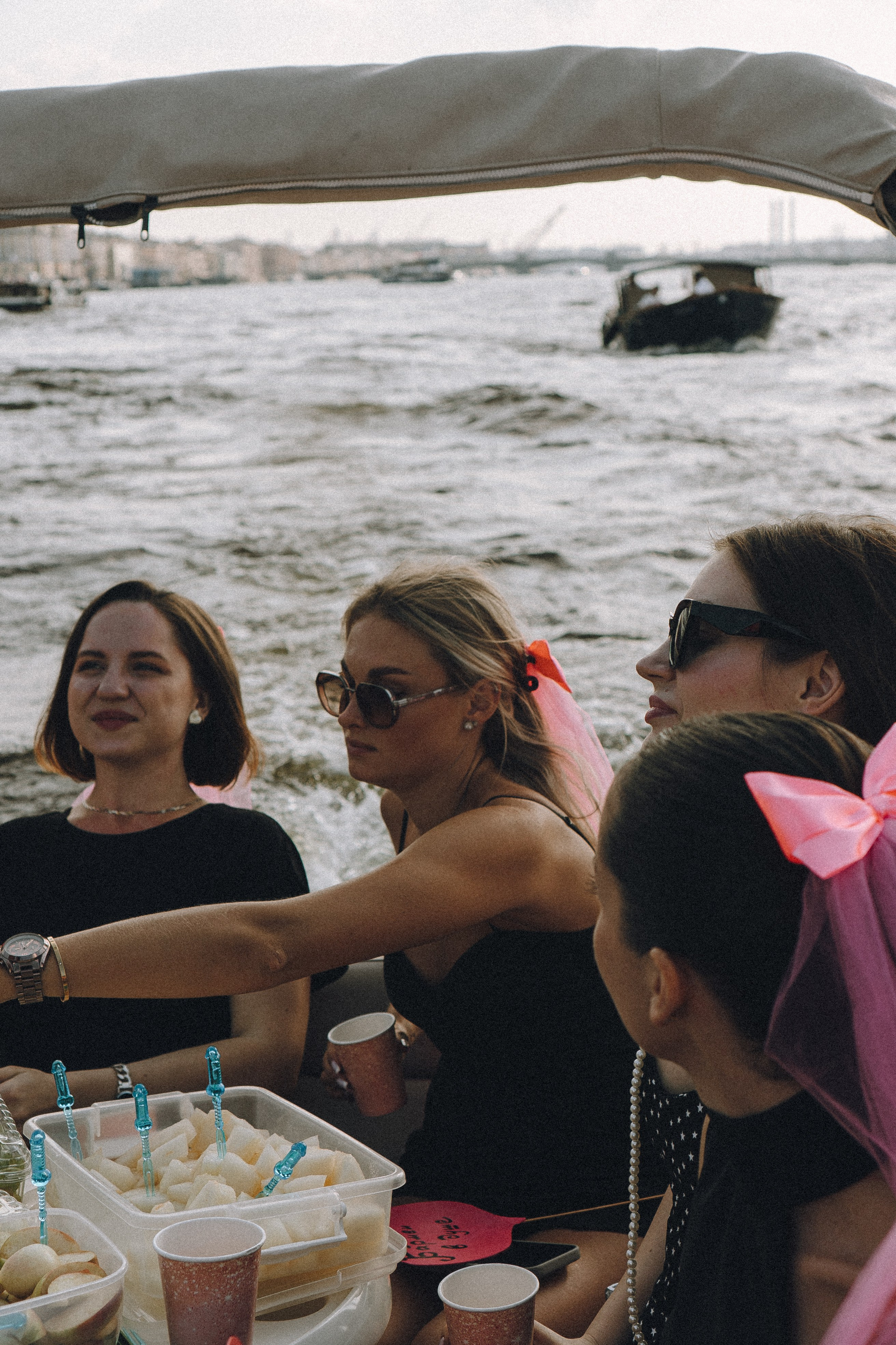 ДЕВИЧНИК НА КАТЕРЕ. Профессиональный фотограф, Санкт-Петербург — Виктория Богомолова