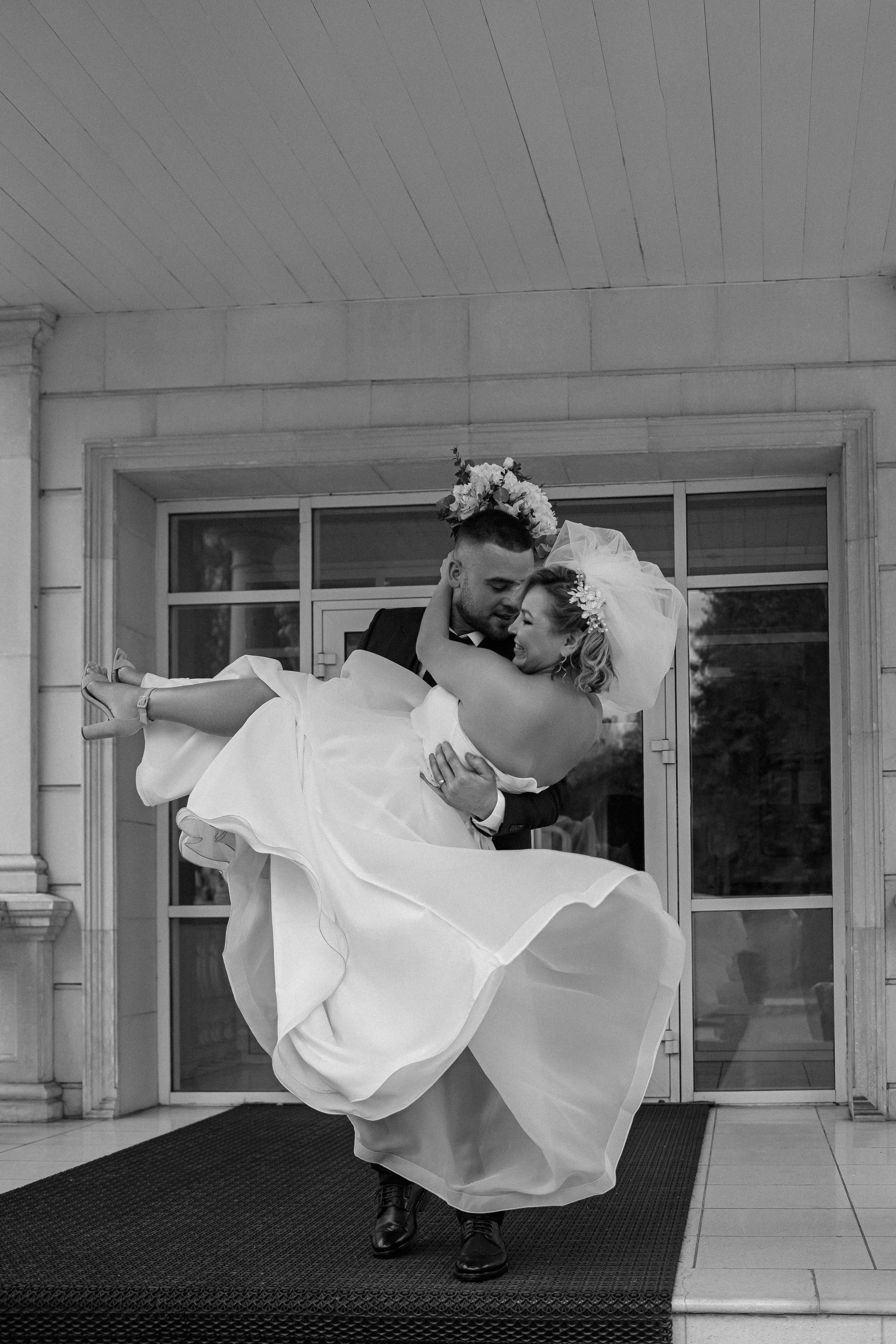  Свадебная пара на крыльце ЗАГСа города Старая Купавна, жених держит невесту на руках, фотограф Макеева Алёна