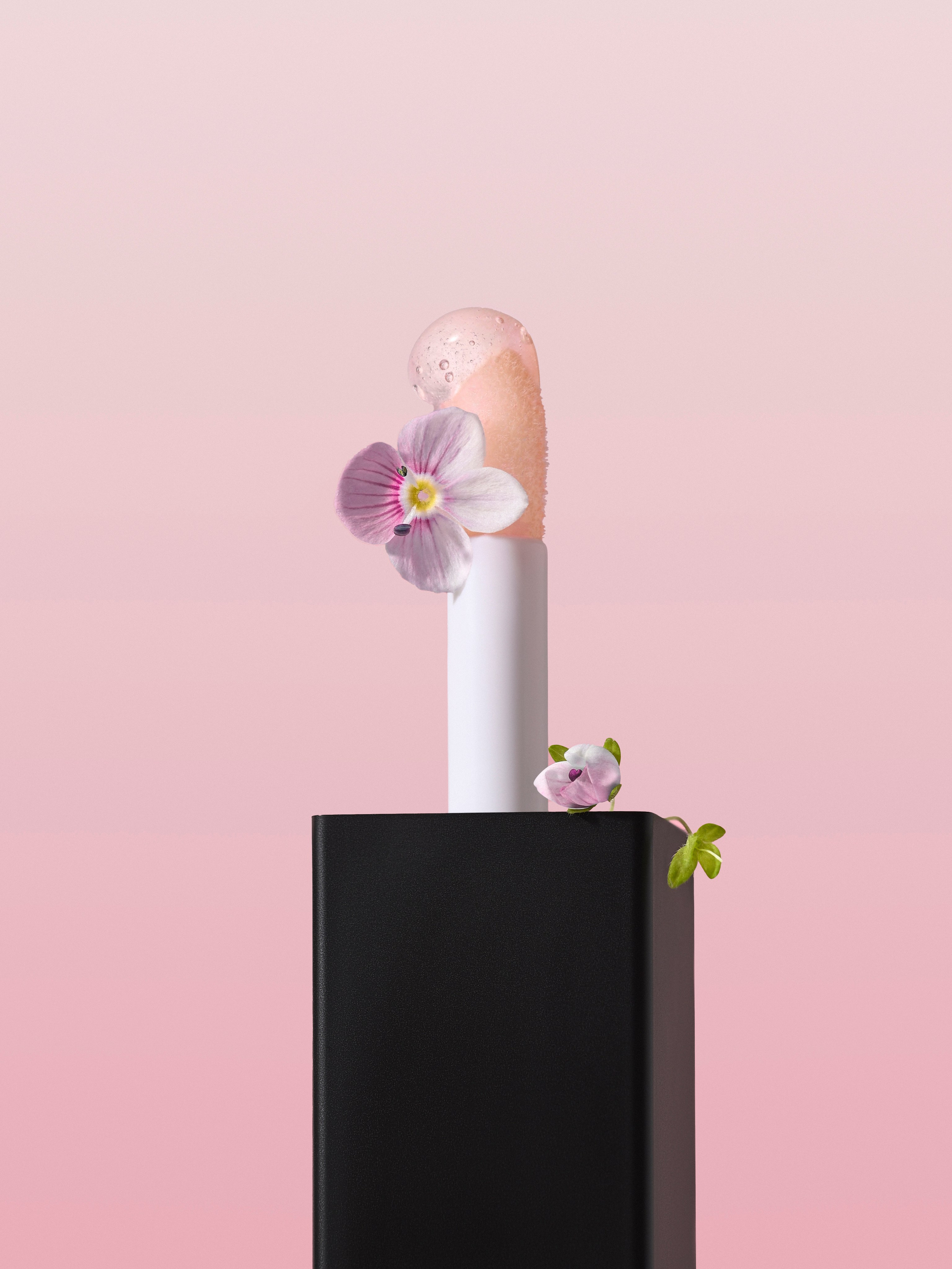 Фотосъемка стика масла для губ с цветком