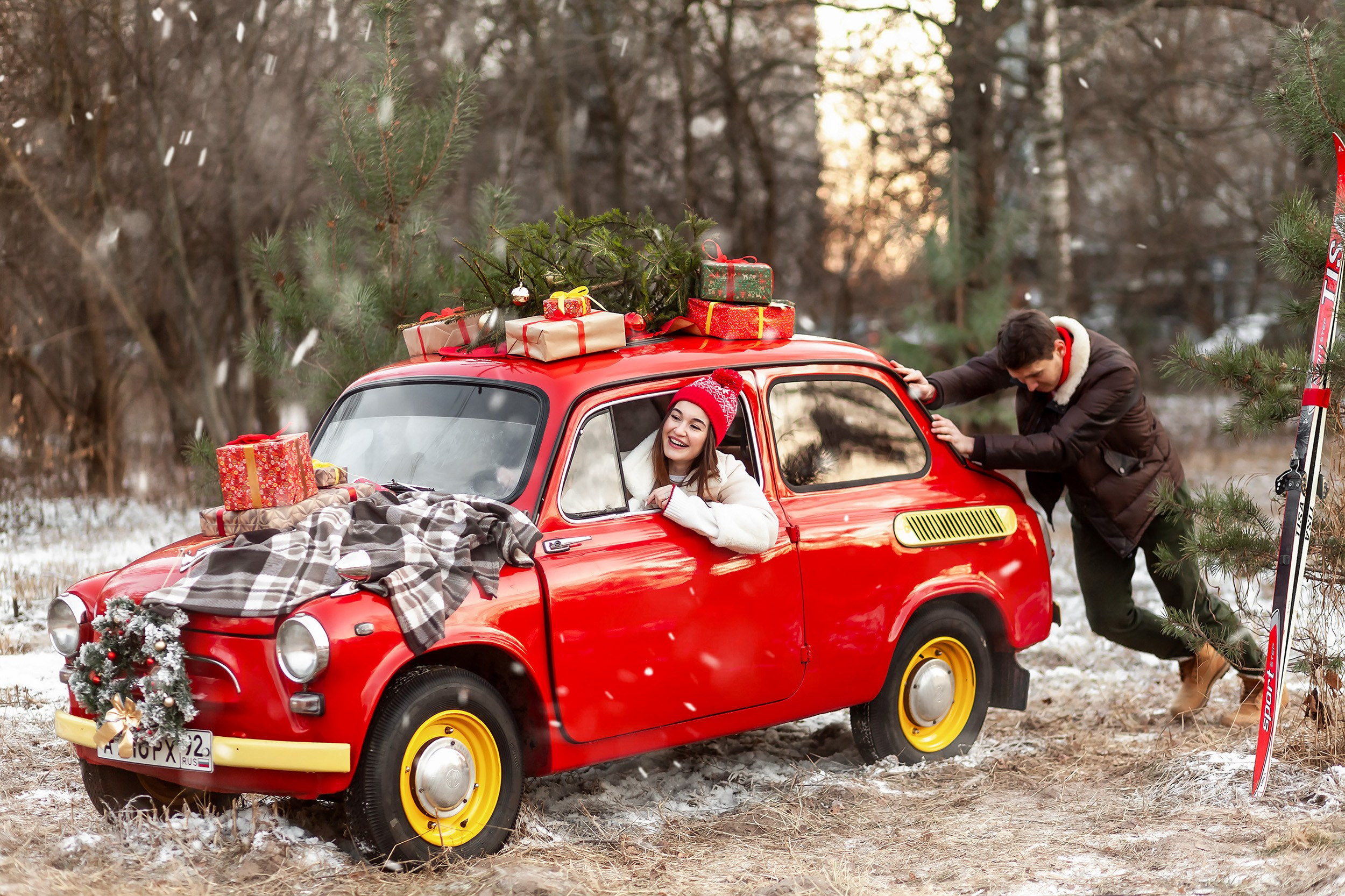 Креативная семейная фотосессия с машиной