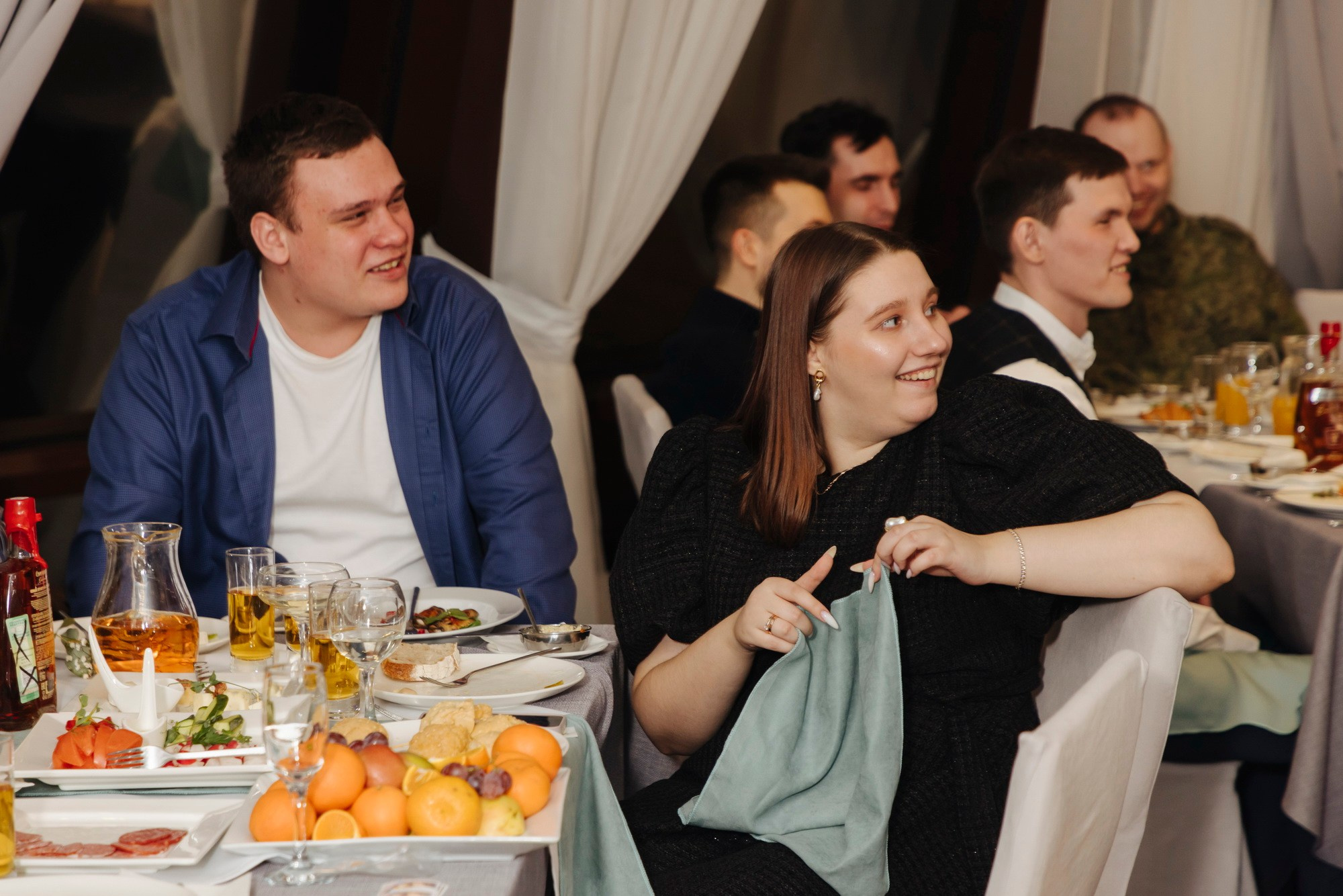 где купить свадебный букет, какой подарок подарить на свадьбу, свадебное платье где купить спб, свадебный салон, актуальные свадебные платья 2025, костюм для жениха, какой ресторан выбрать спб, отель для свадьбы