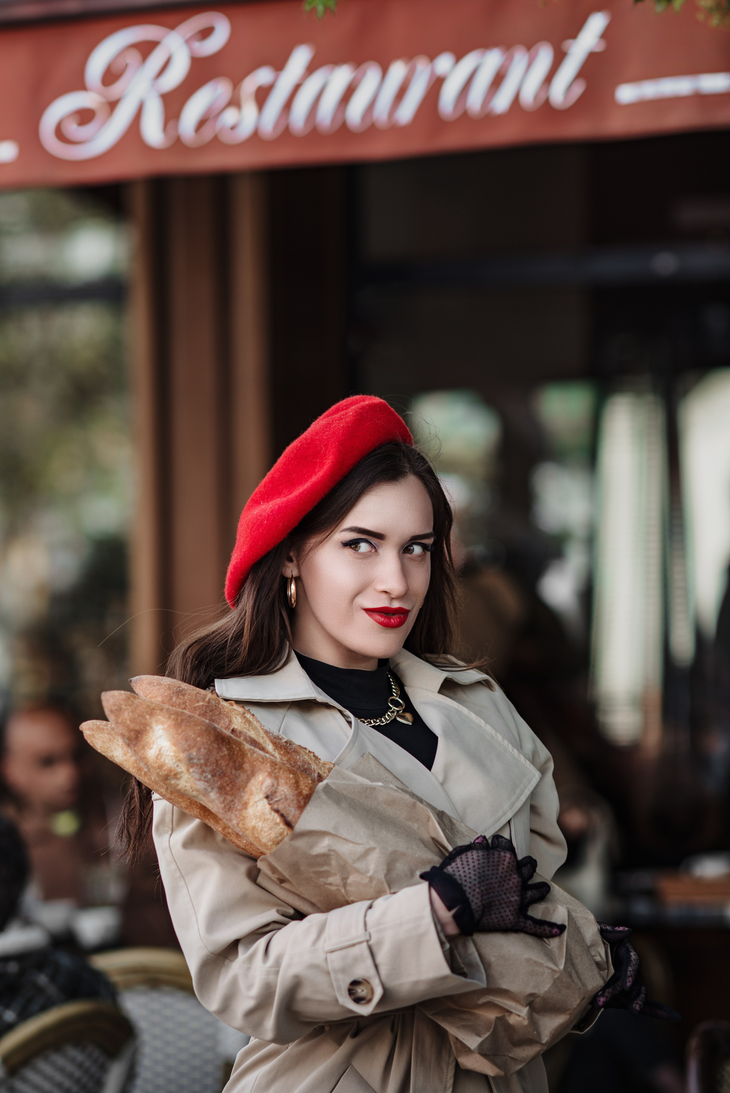 Портретная фотосессия в городе. Красивая девушка в кафе. Фотограф в Симферополе и по Крыму Ольга Топоривская.