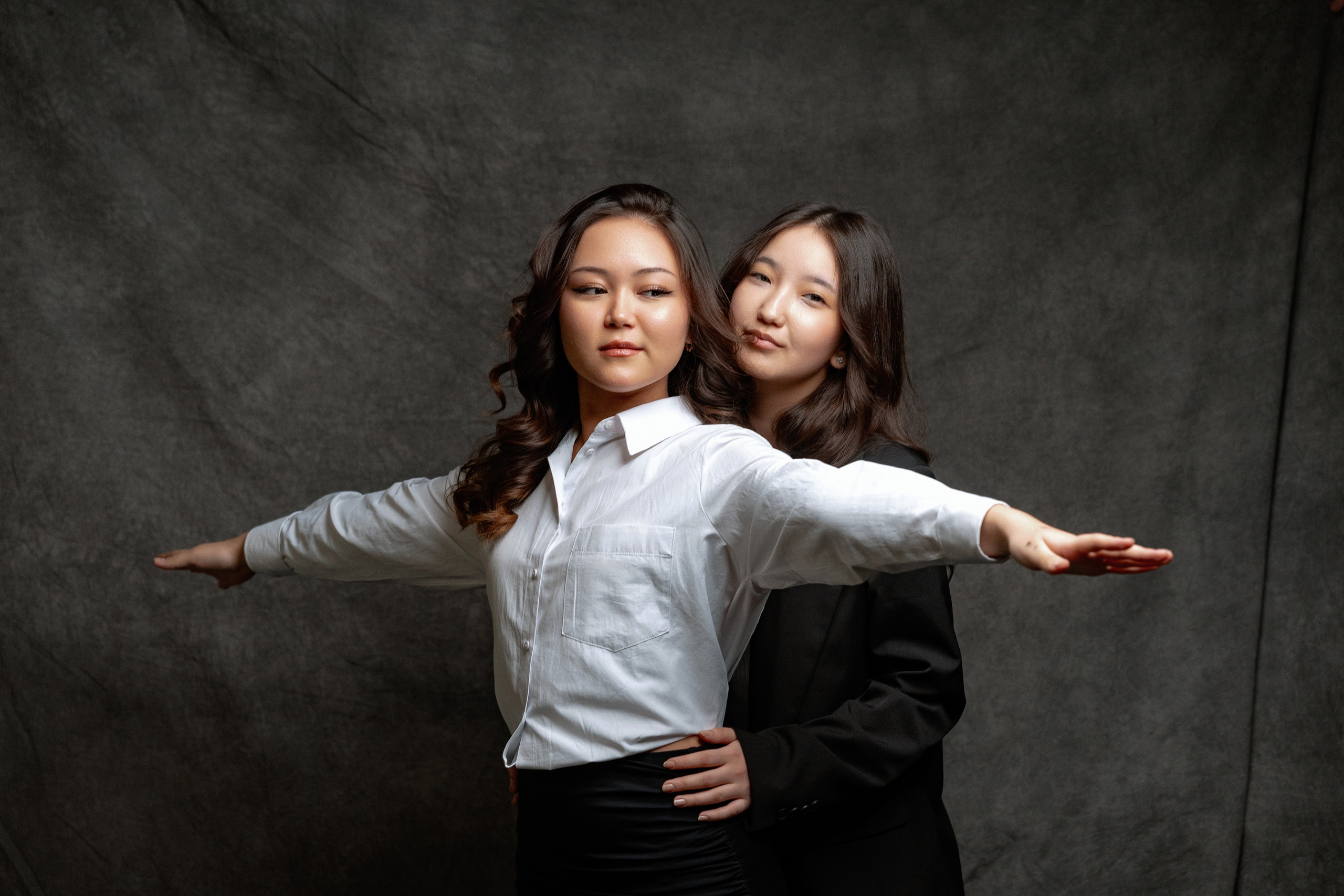 По двое. Выпускные альбомы в Нур-Султане (Астана) и по всему Казахстану