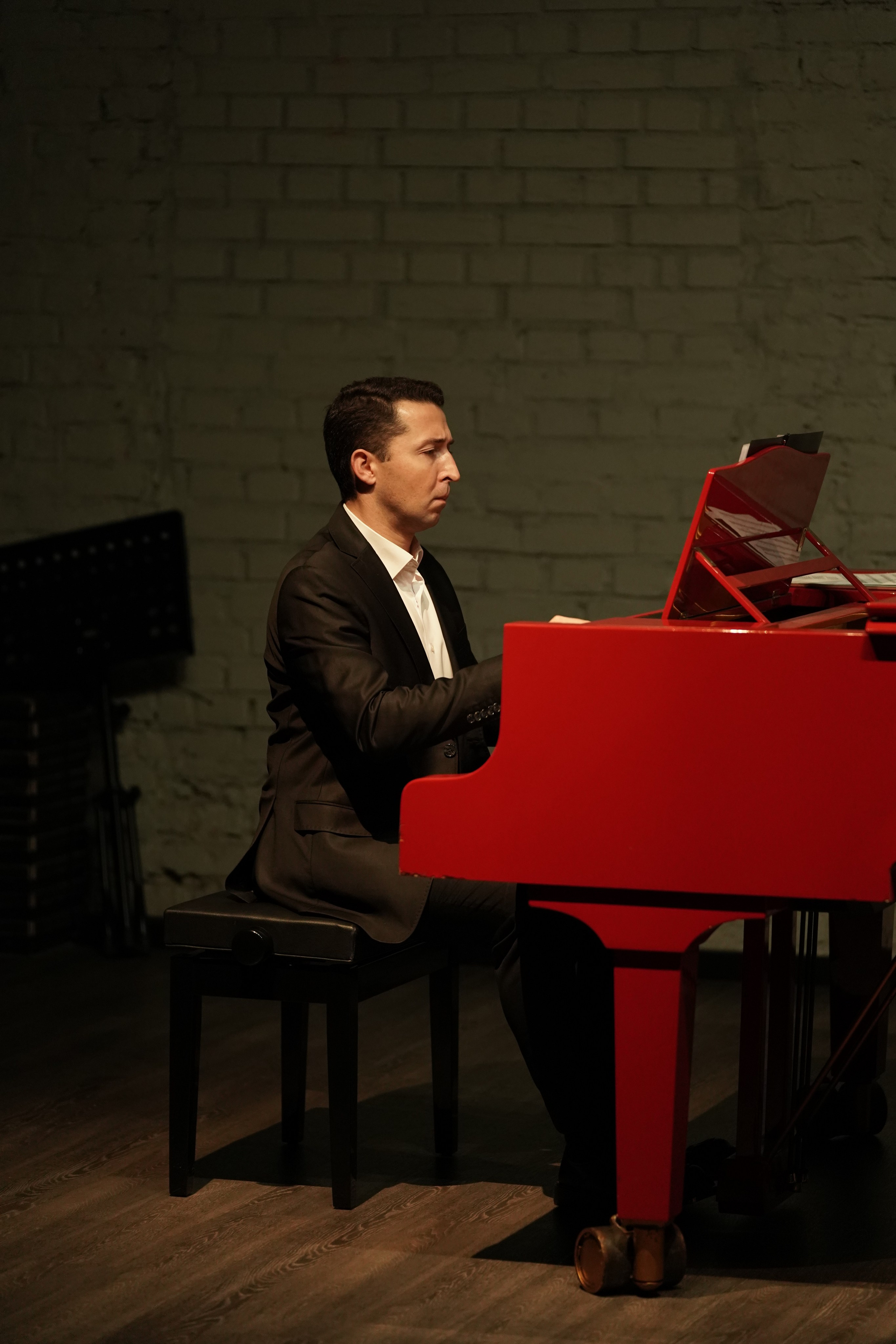 В сумраке Есенин-центра. 7/11/25. Фотограф Строгино Яна Гавриленко