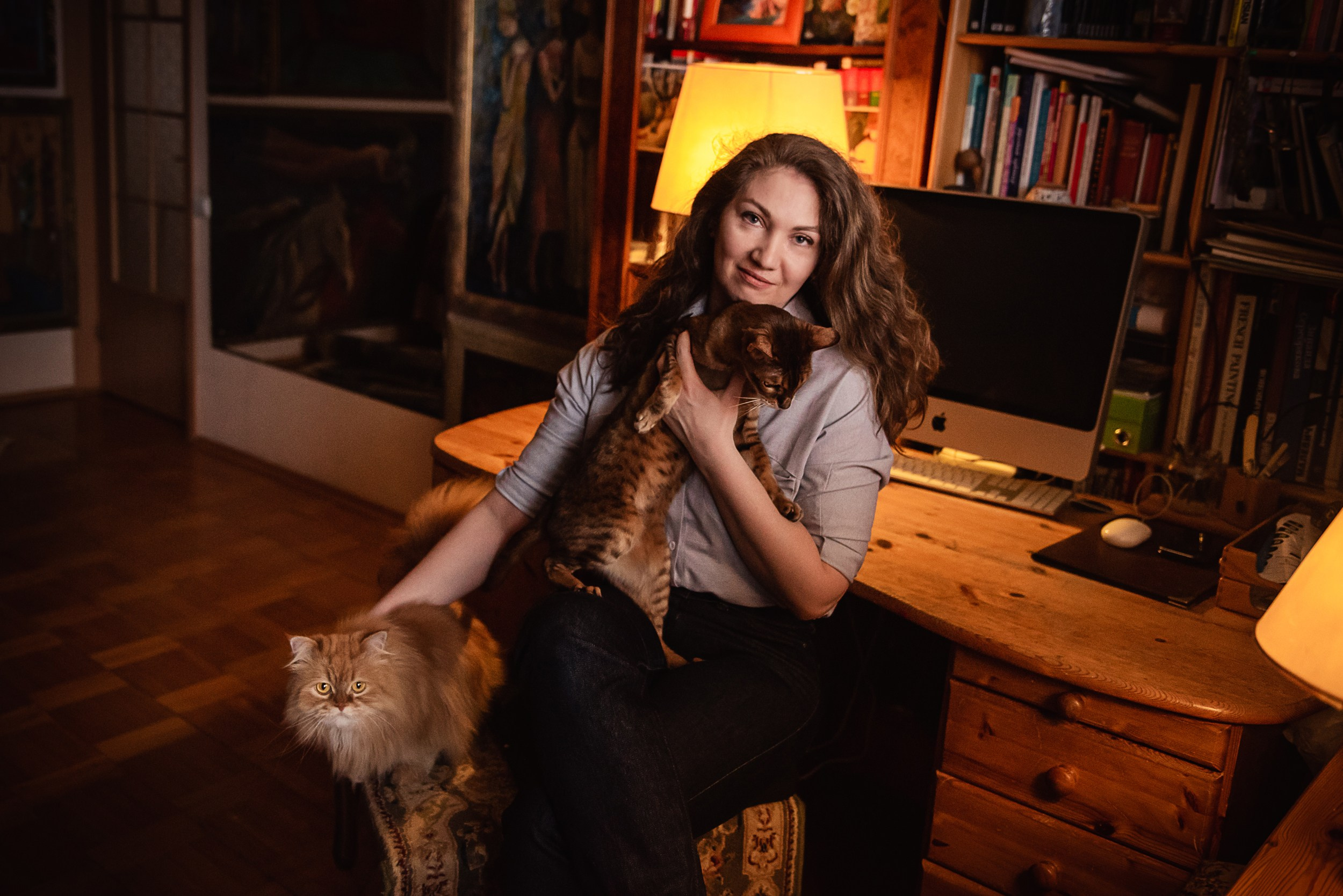 Квартира с картинами. Алиса, Андрей и их пушистая семья. Семейный Фотограф в Москве Ирина Хохлова