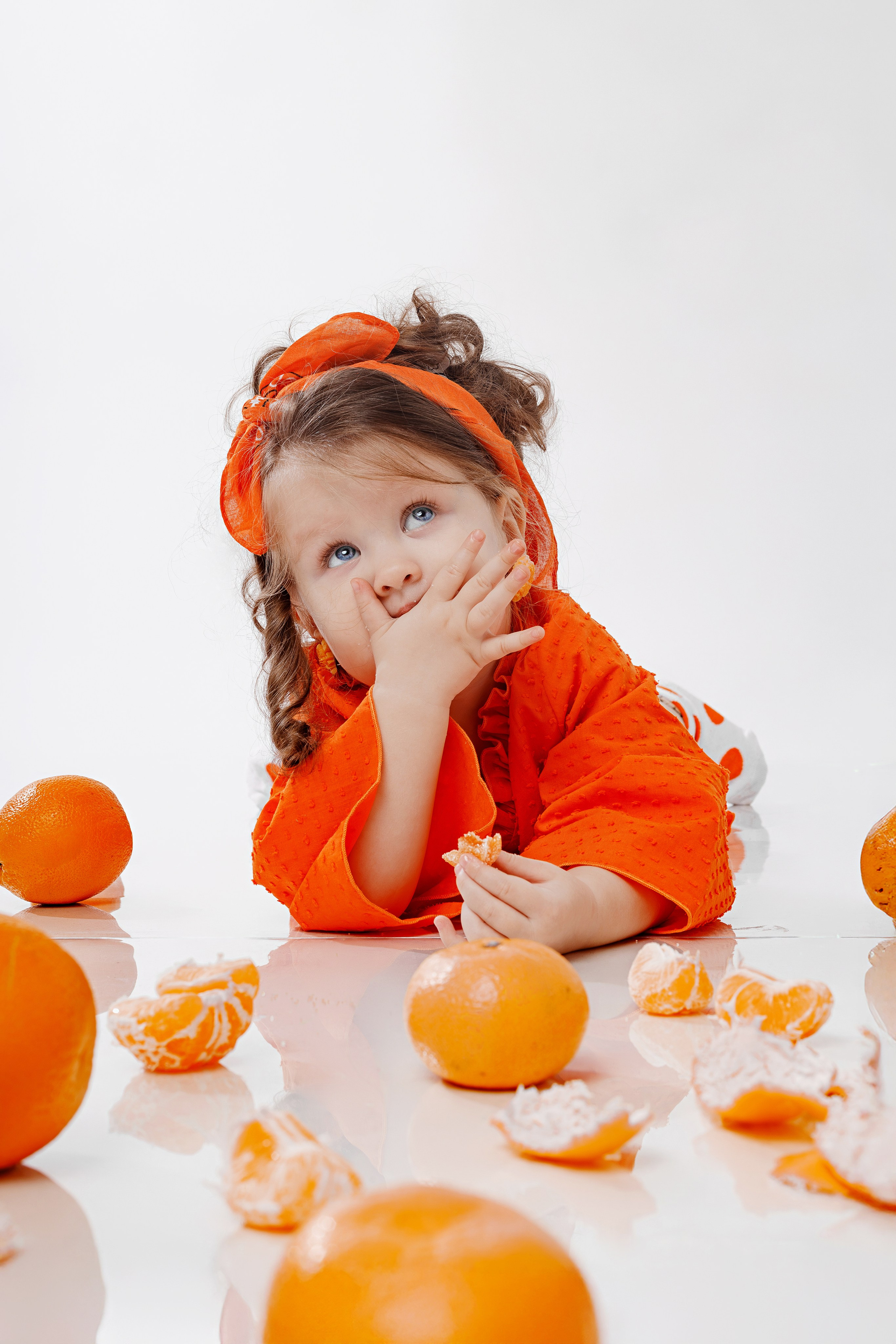 Детская фотосессия с мандаринами в студии в Сочи. Детский студийный фотограф Сочи