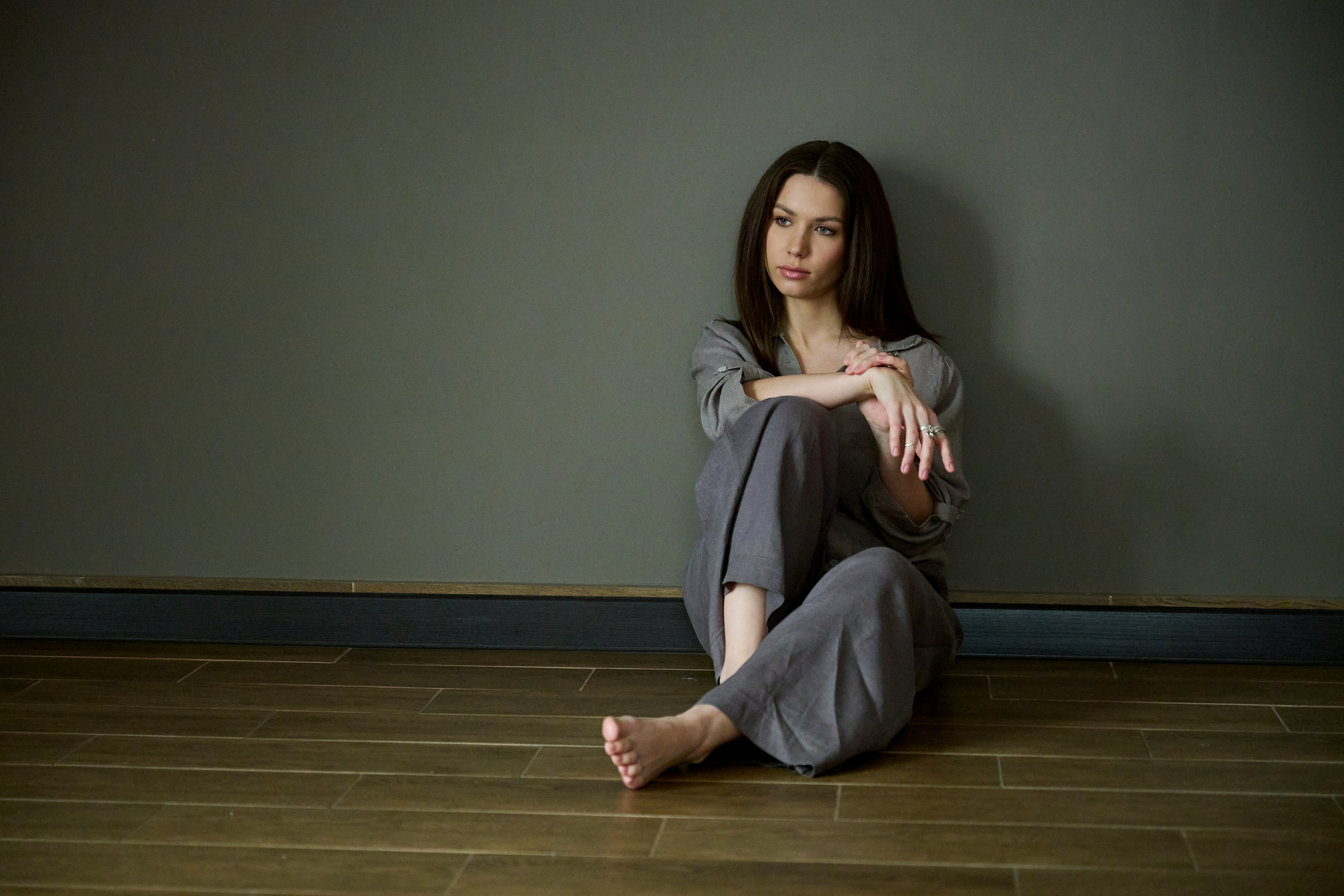Тихая женская фотография — съёмка без ролей и позирования, где важнее состояние, чем образ