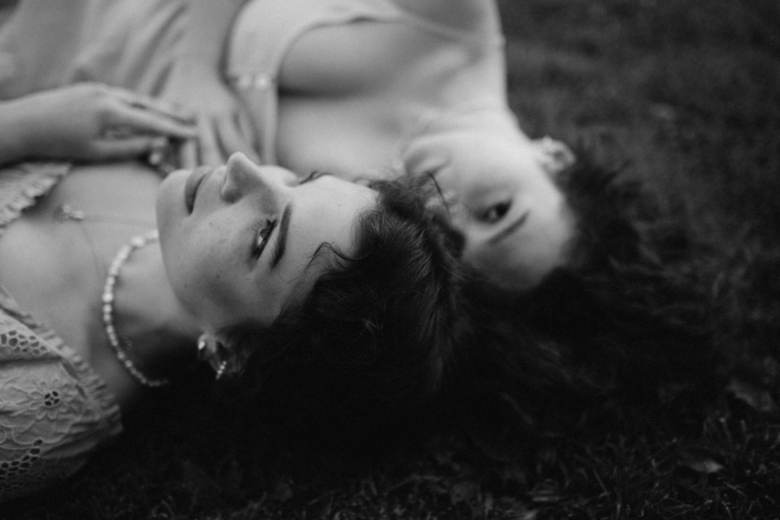 Две девушки подружки в платьях