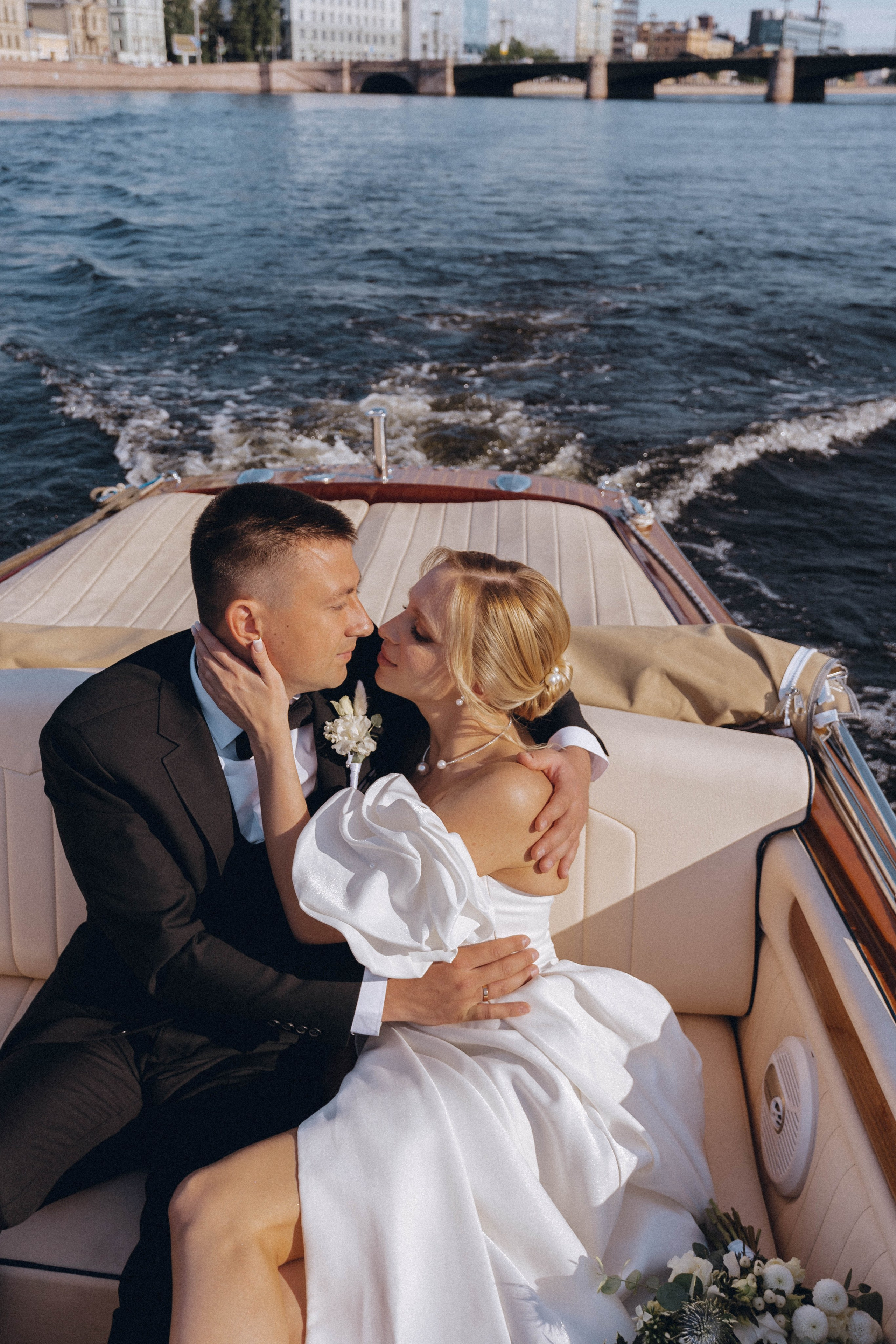 СВАДЕНБНАЯ СЬЕМКА НА КАТЕРЕ ПО КАНАЛАМ САНКТ-ПЕТЕРБУРГА И В АКВАТОРИИ НЕВЫ. Профессиональный фотограф, Санкт-Петербург — Виктория Богомолова
