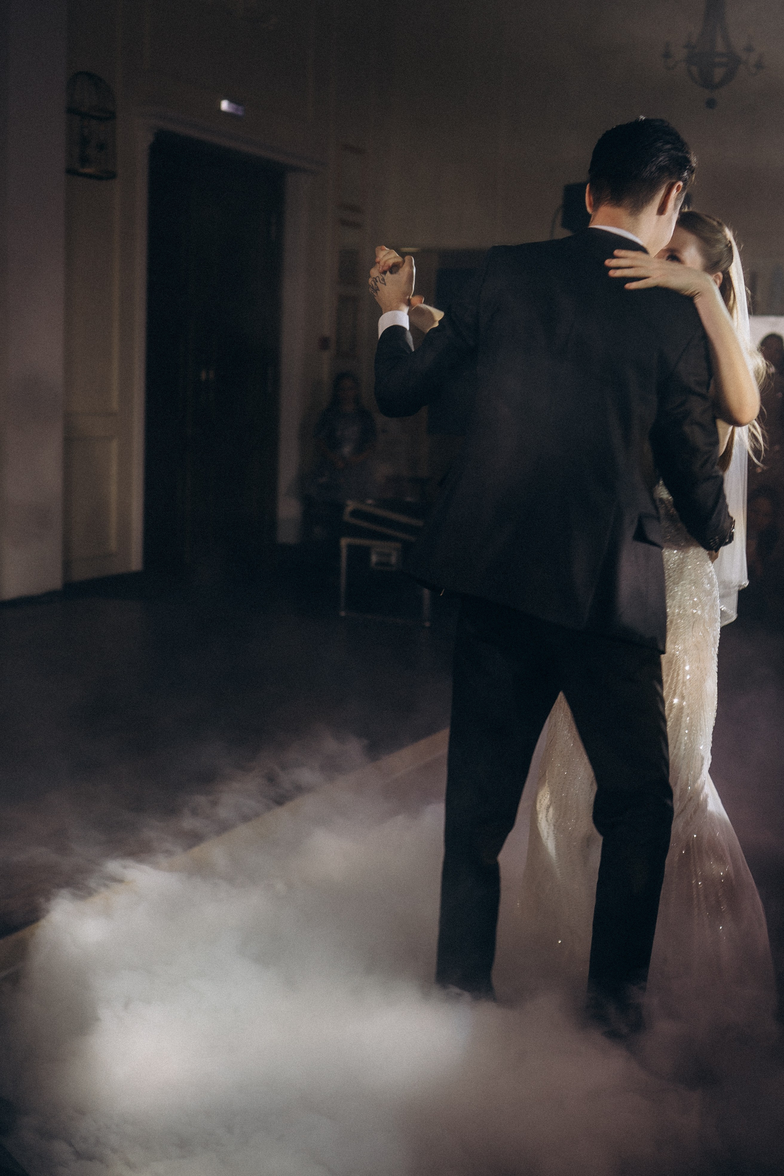 ПЕРВЫЙ ТАНЕЦ МОЛОДЫХ НА БАНКЕТЕ. ТРОГАТЕЛЬНЫЙ МОМЕНТ (СНЯТО В СИБИРЕ В НИЖНЕВАРТОВСКЕ). Профессиональный фотограф, Санкт-Петербург — Виктория Богомолова