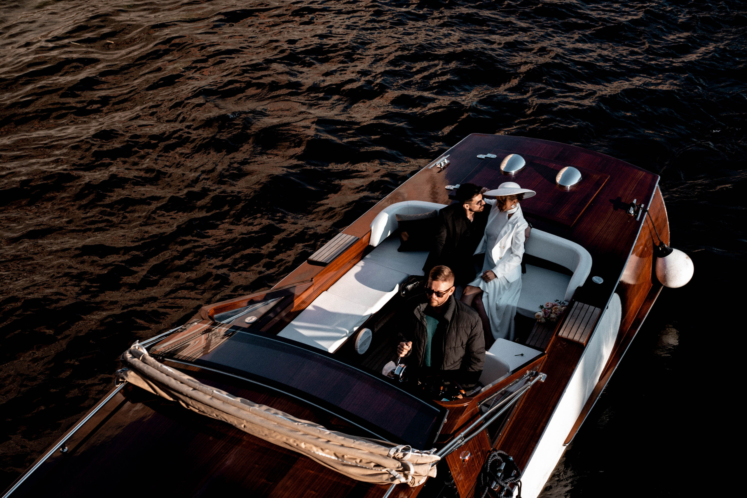 СВАДЕНБНАЯ СЬЕМКА НА КАТЕРЕ ПО КАНАЛАМ САНКТ-ПЕТЕРБУРГА И В АКВАТОРИИ НЕВЫ. Профессиональный фотограф, Санкт-Петербург — Виктория Богомолова