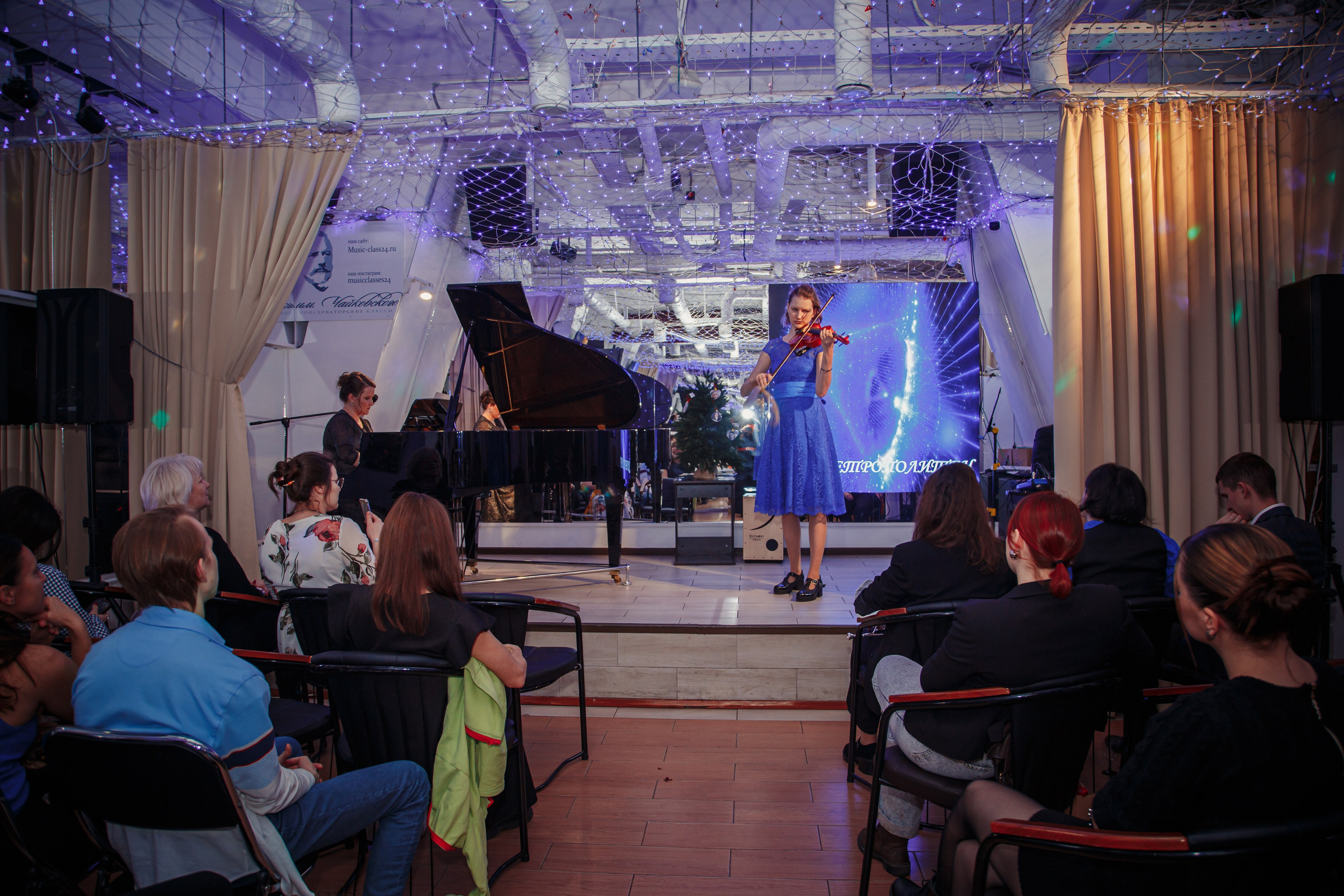 Репортажная съёмка Рождественского музыкального вечера в Москве, Музыкальное выступление на рождественском вечере — фотограф на мероприятие, Гости мероприятия на Рождественском музыкальном вечере — репортажная съёмка, Декор и атмосфера Рождественского музыкального вечера — фотограф в Москве, Сцена и исполнители на Рождественском музыкальном вечере — съёмка мероприятия, Катерина Сысуева, Рина Сысуева, rina_sphoto