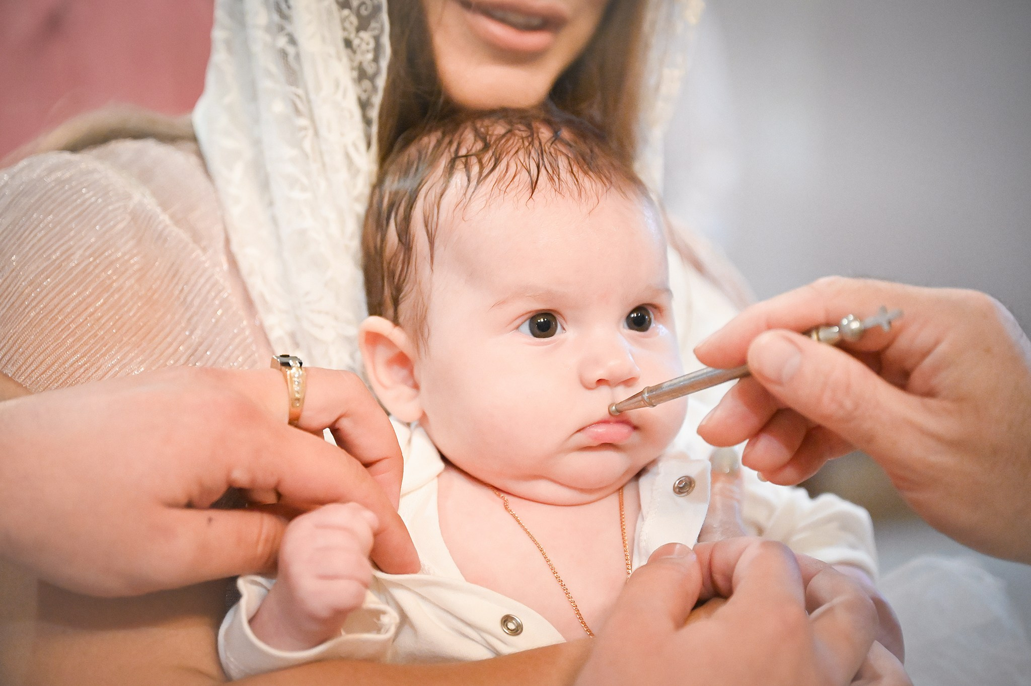 Миропомазание младенца - фотосъемка Крещения - фотограф Оксана Лавренюк