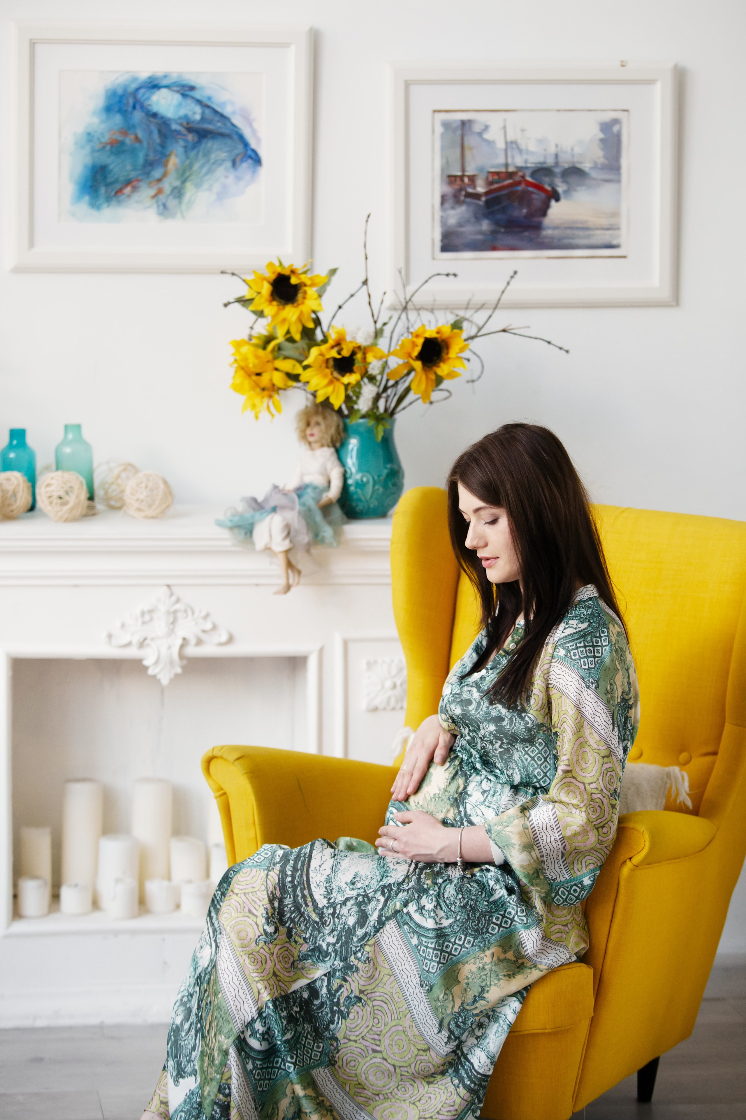 Съемка для двух беременных подруг в светлой студии. Фотографы в Москве Светлана Устинова и Сергей Грачев