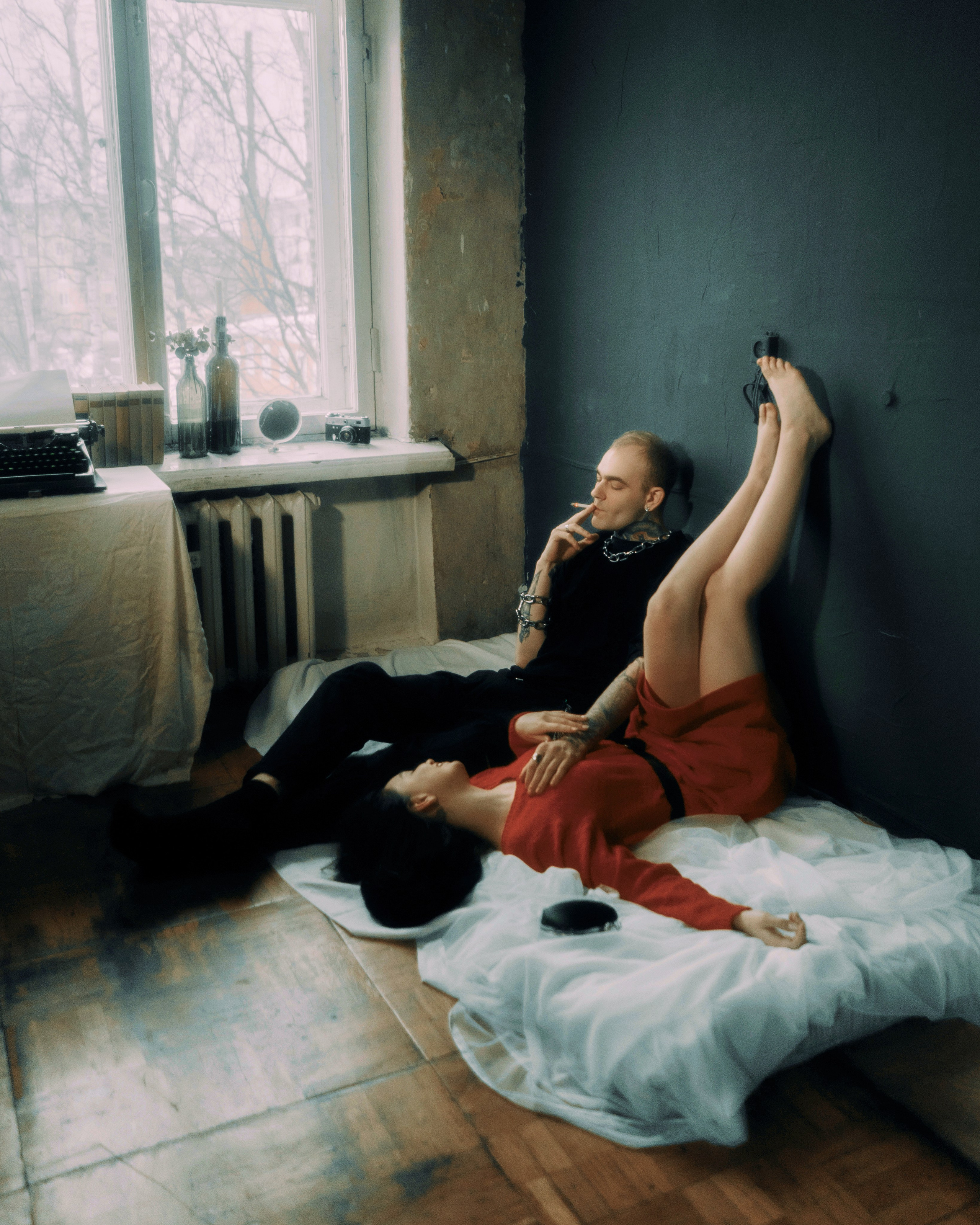 Сюжетная love story фотосессия в ретро фотостудии, пара у темной стены, кино-кадр, Санкт-Петербург, фотограф