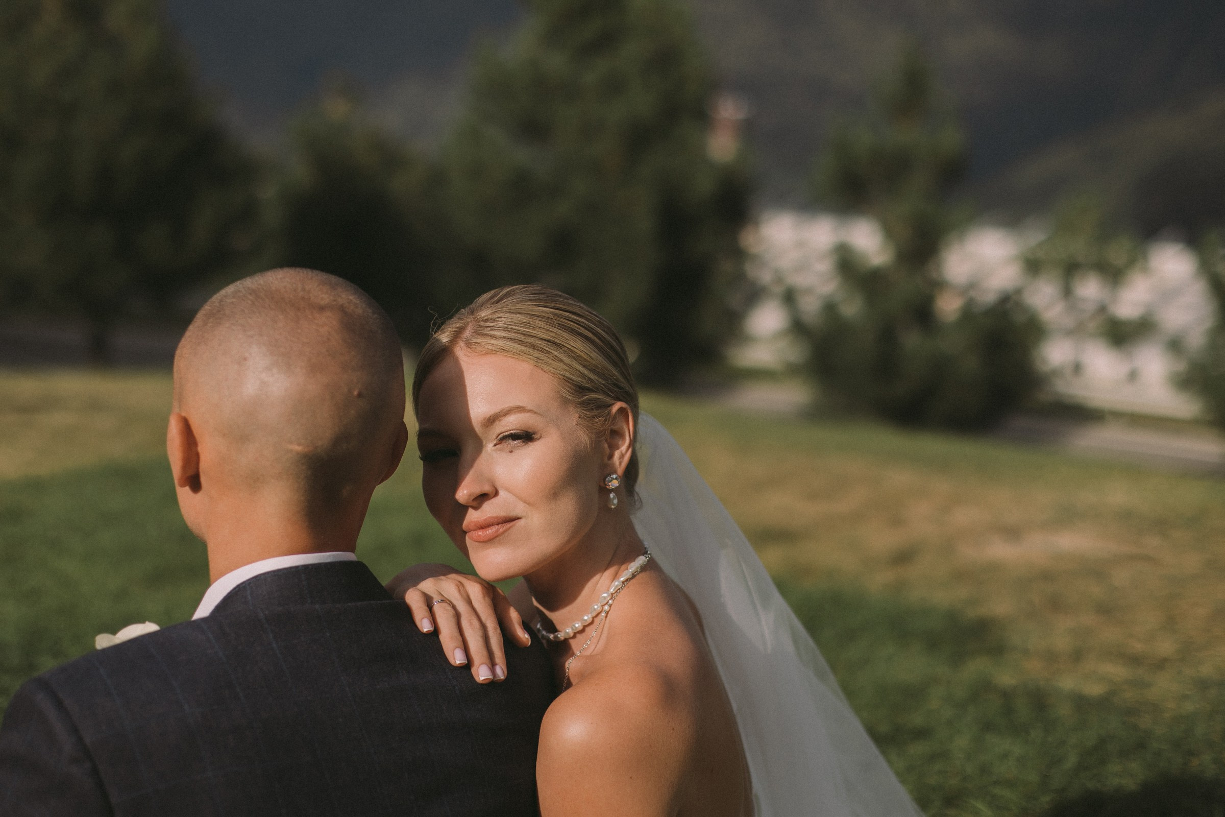 Свадебный день для двоих: сборы невесты в пятизвёздочном отеле и прогулкой пары в горах Красной поляны. Свадебный, репортажный и портретный фотограф Сочи, Краснодар. Александра Зайцева