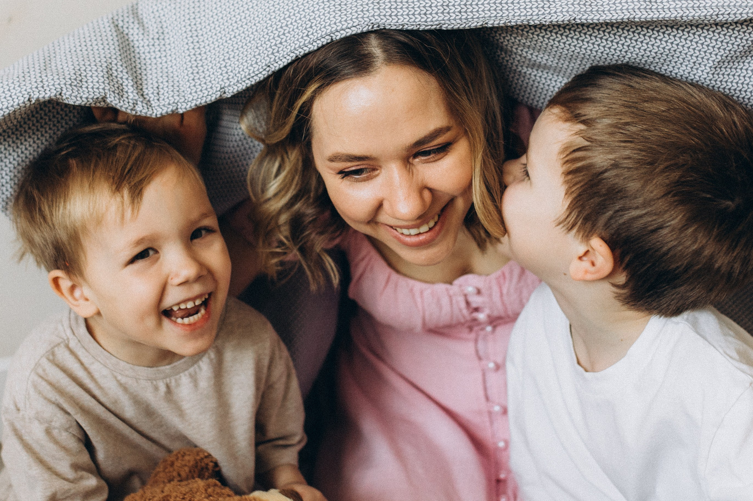 Аня с сыновьями. Семейный фотограф lifestyle в Новосибирске Елена Шпилевая