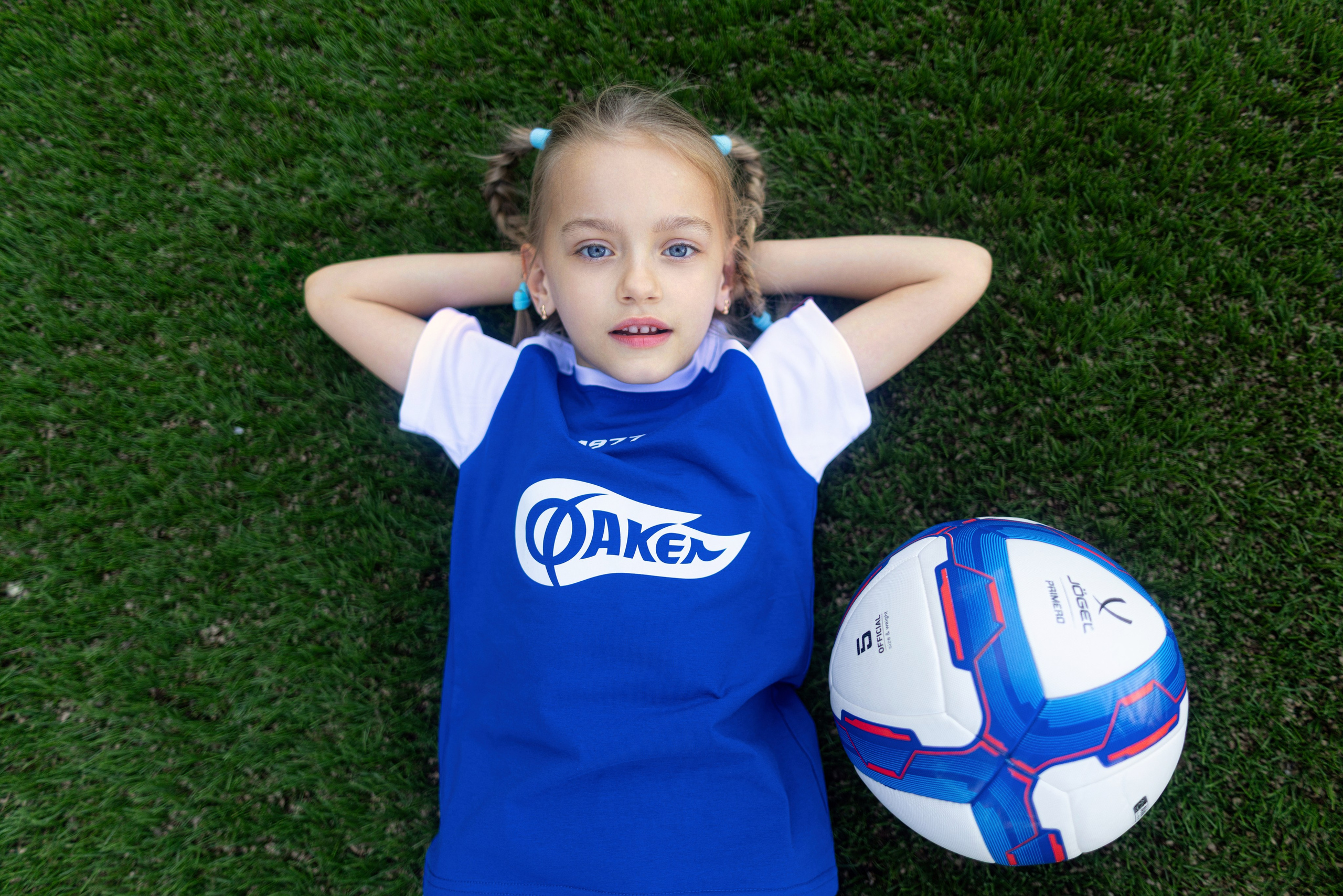 Детский портрет с Алисой на футбольном стадионе. Дмитрий Шульгин, портретный фотограф в Воронеже