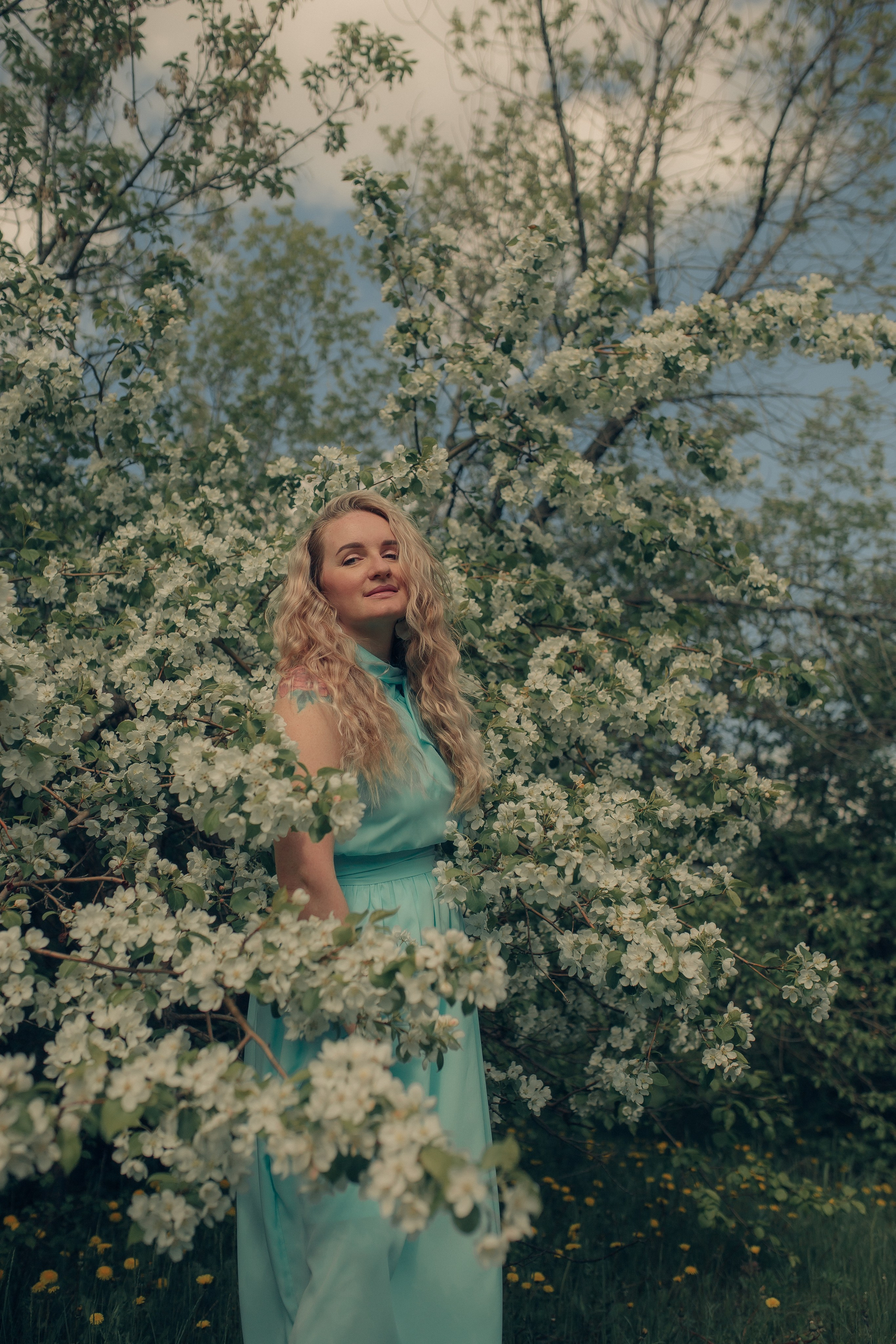 Маргарита в цветущих яблонях. Фотограф в Челябинске Филимонова Дарья