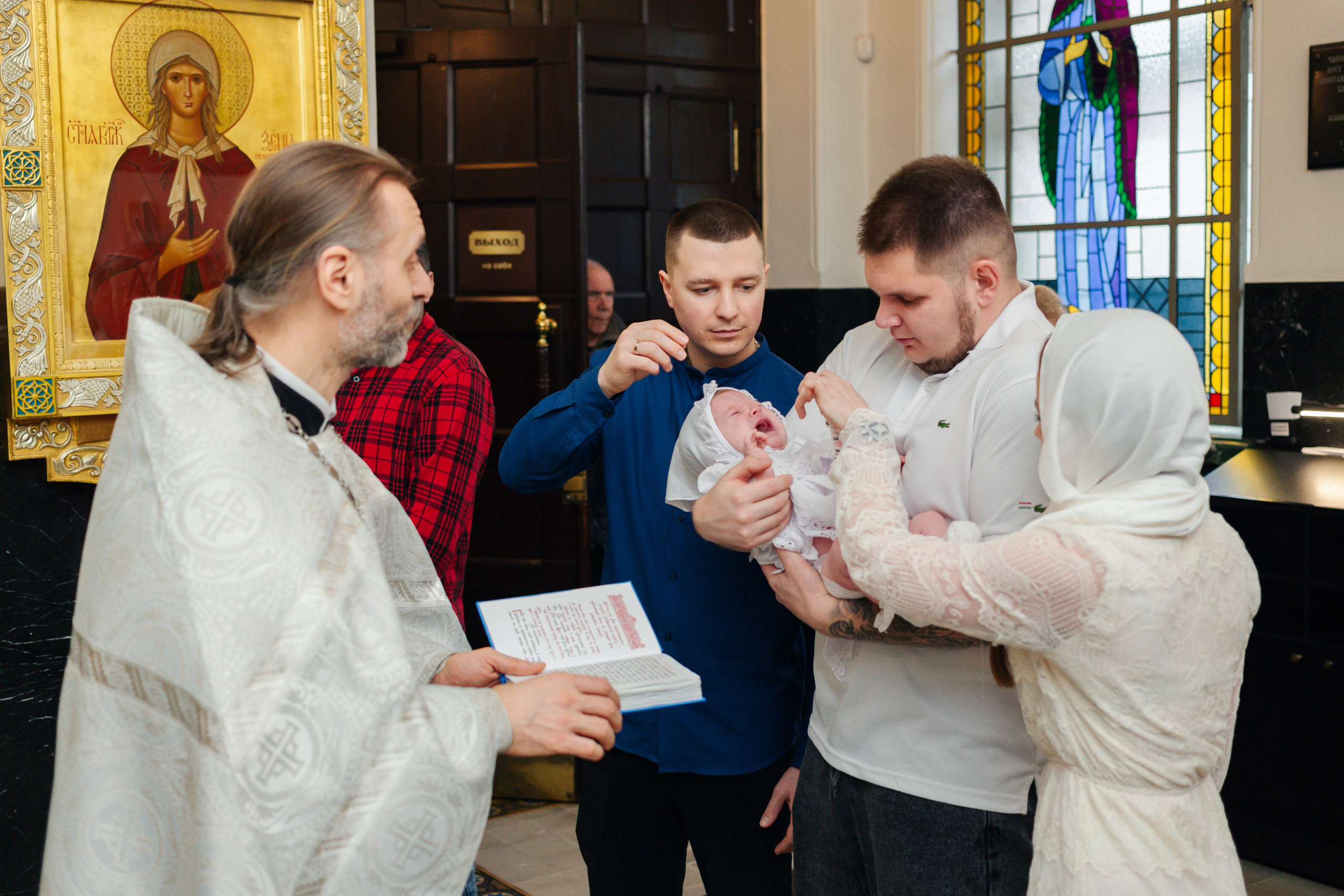 в каком храме лучше крестить ребенка — атмосфера, расположение, правила, Современная крестильная купель для полного погружения. На что обратить внимание при выборе храма, Вместительный и светлый зал храма — ключевой фактор при выборе места для крещения с большим числом гостей, купель в храме Невского района Санкт-Петербурга