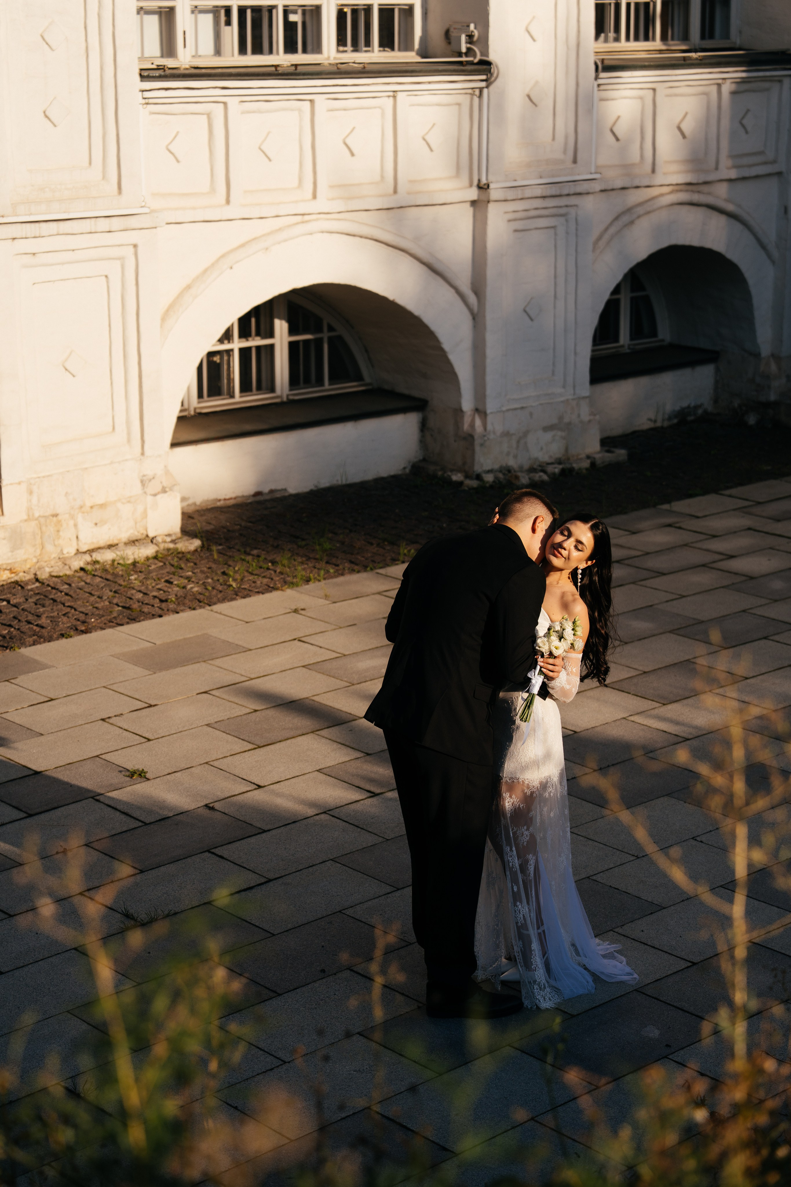 Свадебная фотосессия в Москве у высотки на Котельнической набережной. Свадебный фотограф в Москве Анна Полушина