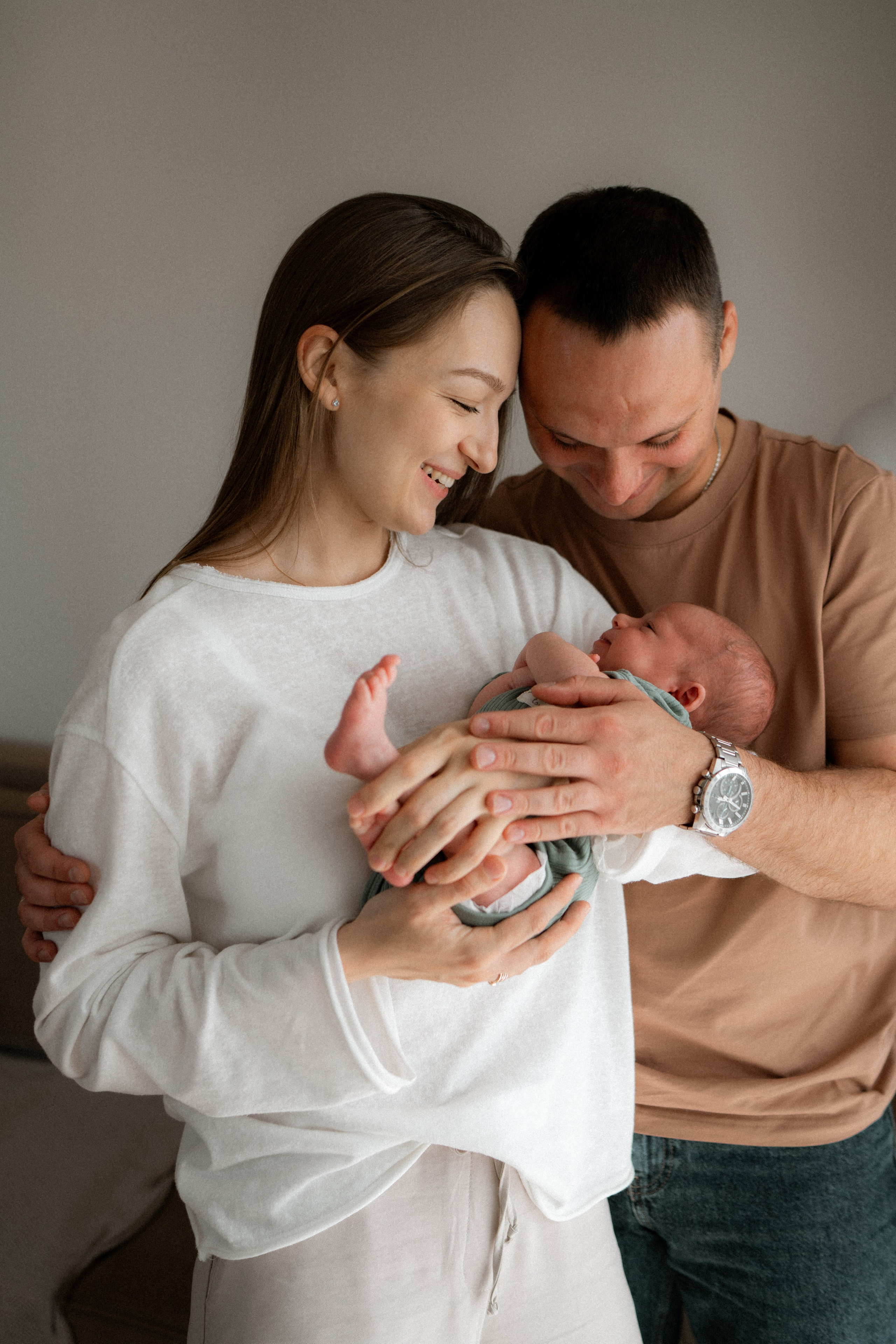 Родители обнимают новорождённого Артёма