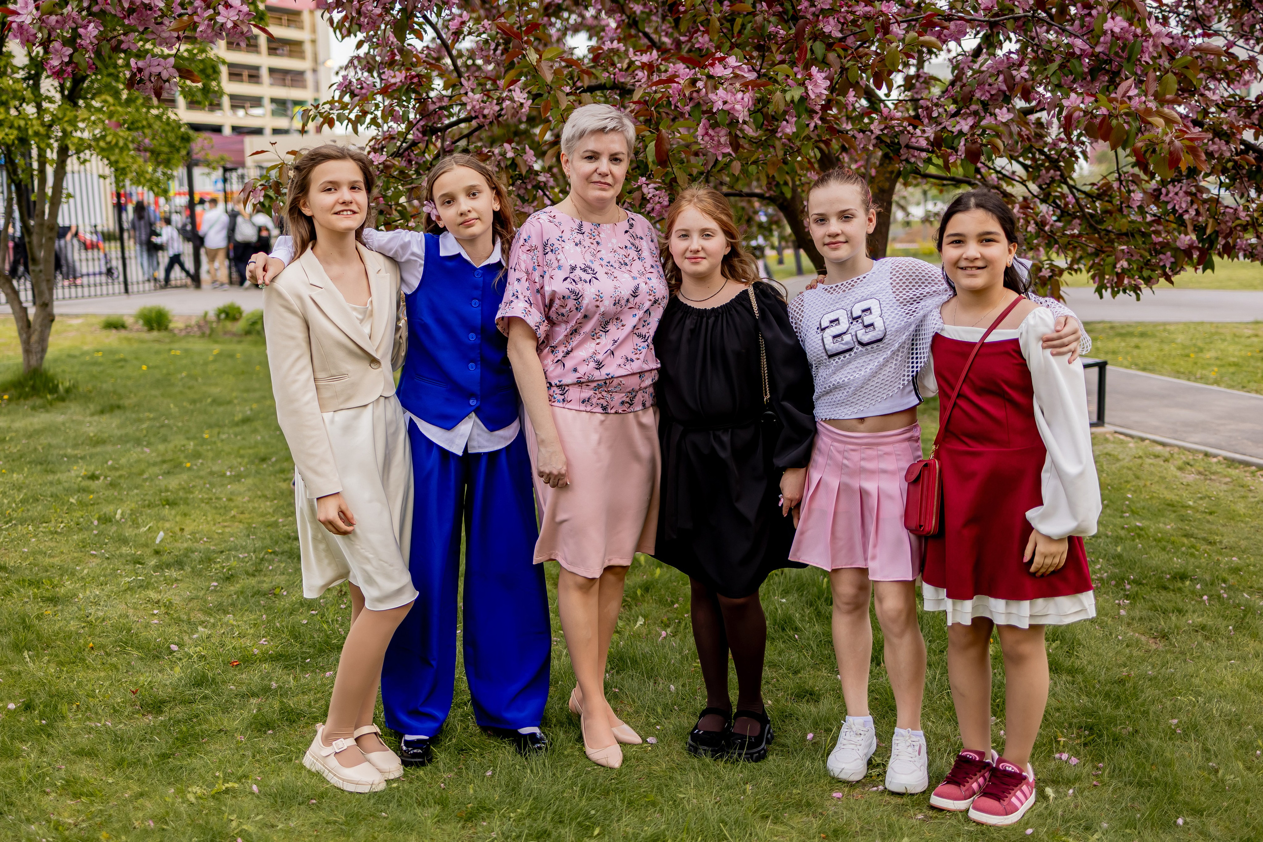 Выпускной в начальной школе на улице. Фотограф и видеограф Москва. Свадебный фотограф, видеограф. Выпускные альбомы. Оживающие альбомы