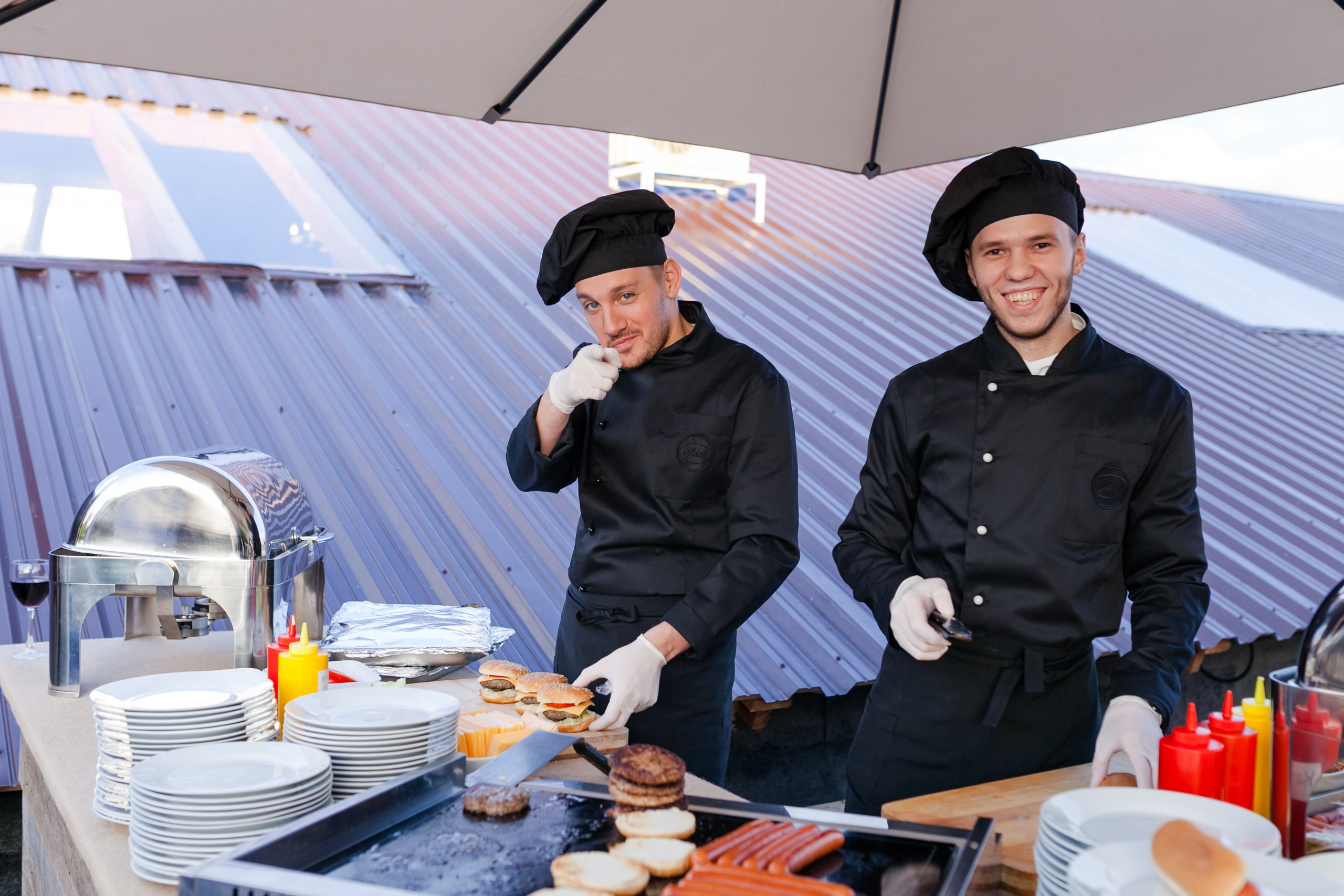 Двое паворов весело готовят бургеры на Бургер станции на крыше