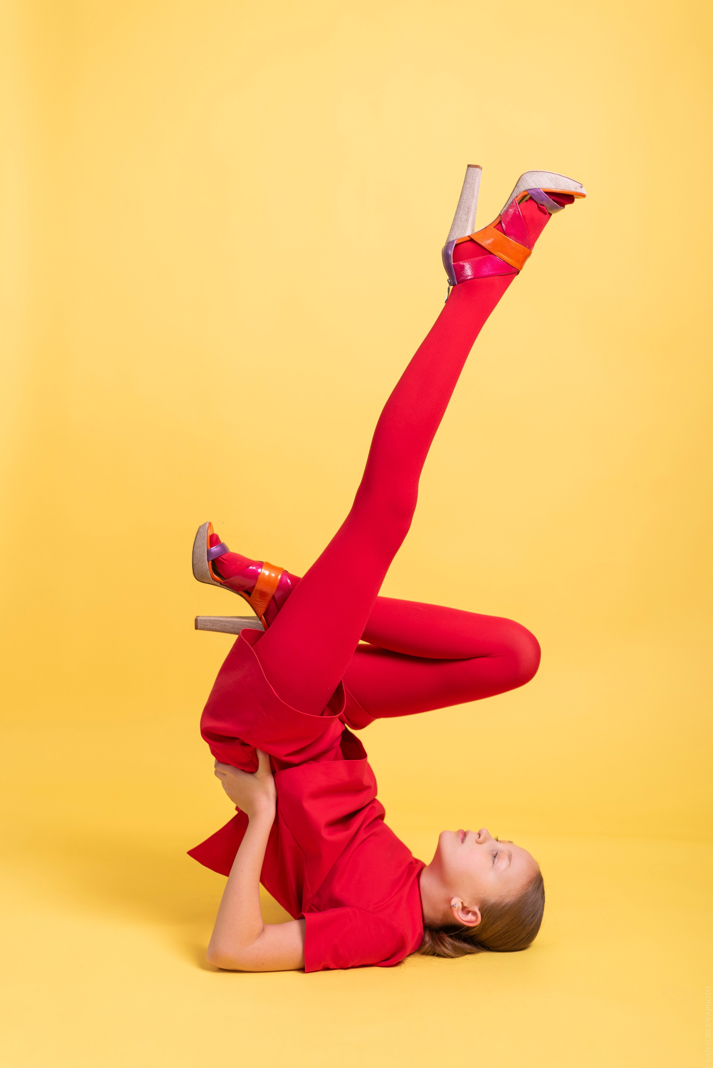 fashion съемка в красных колготках