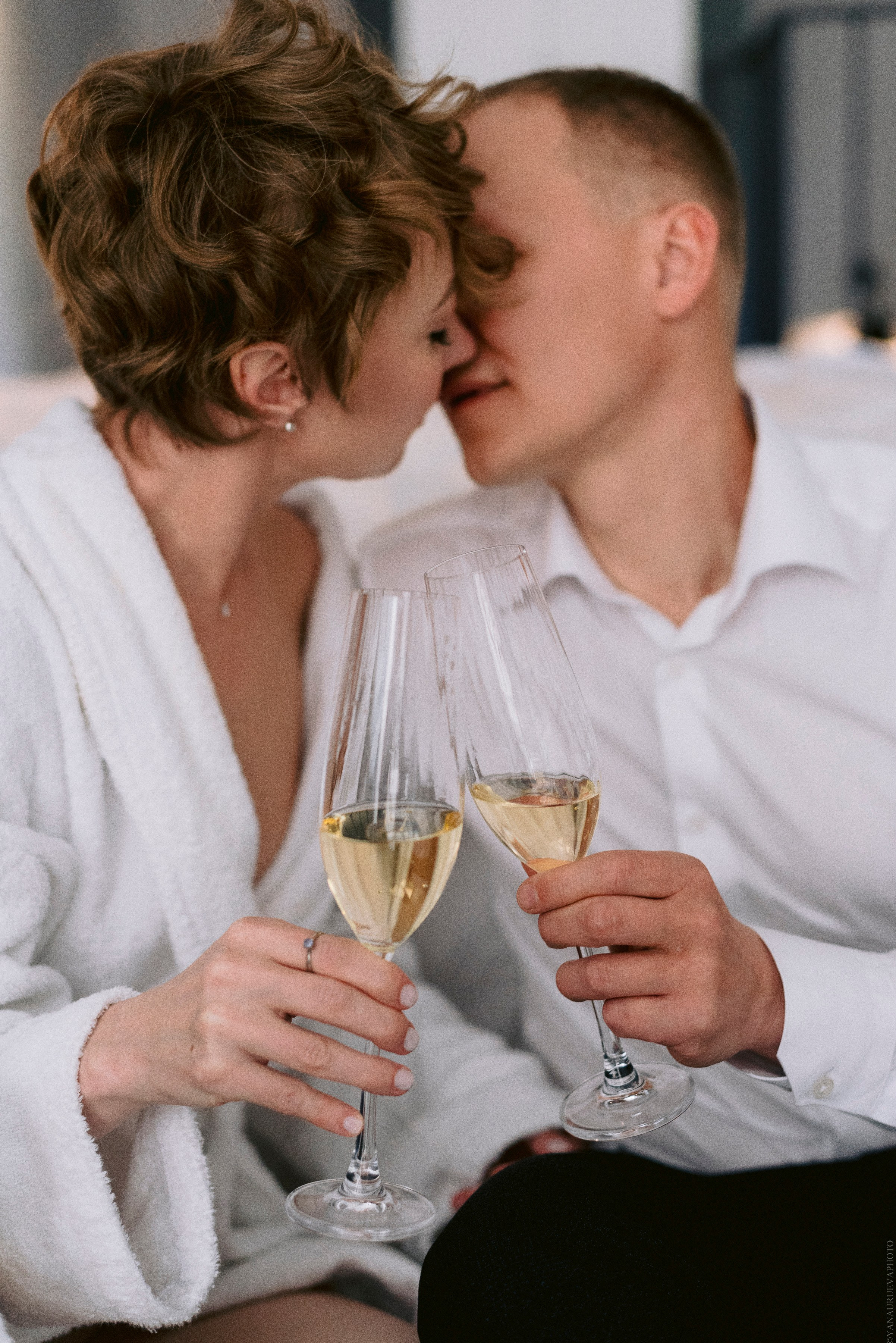 Жених и невеста пьют шампанское. Красивое фото с бокалами