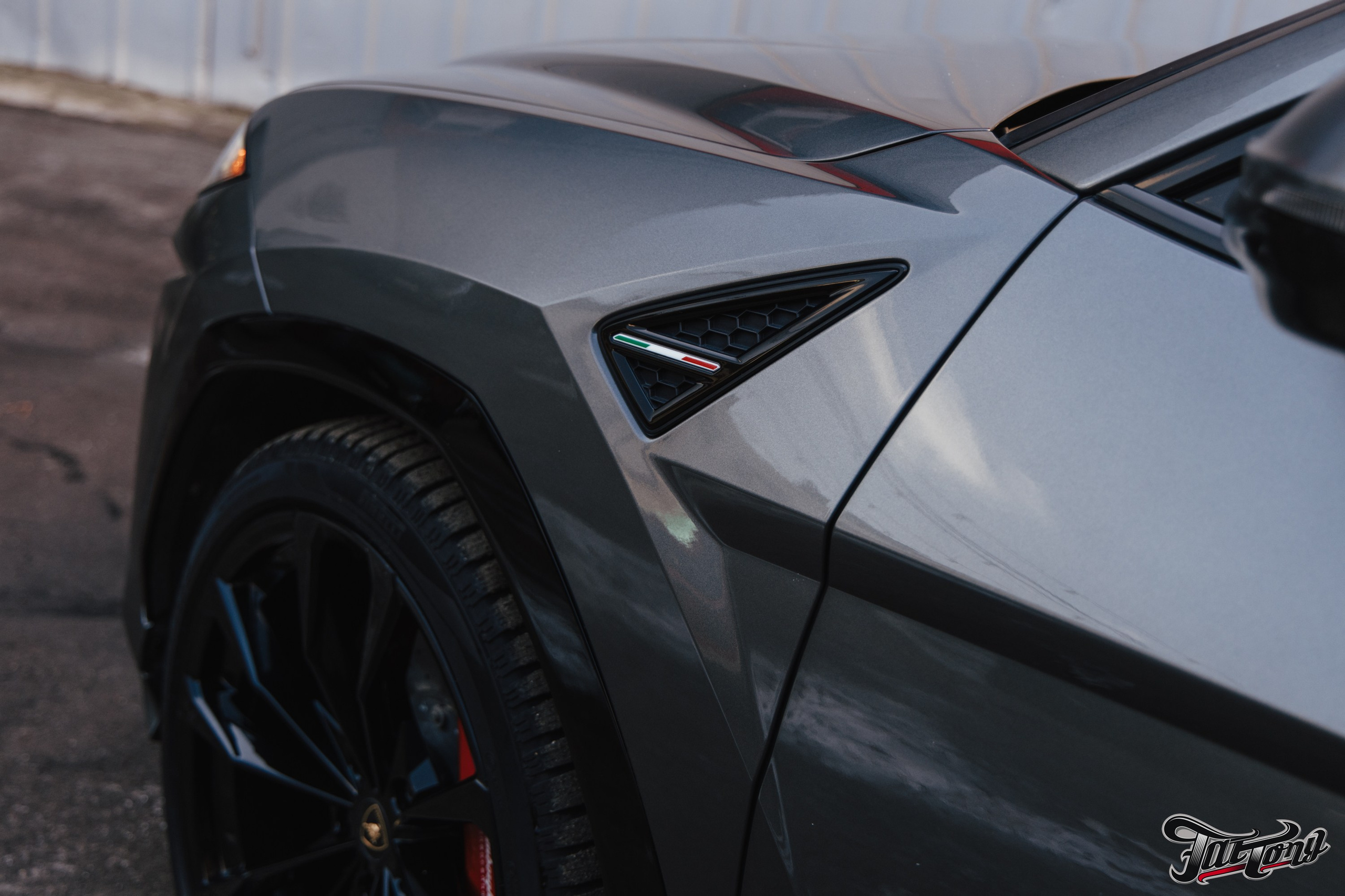 Lamborghini Urus перешив поврежденных элементов салона, окрас капота и деталей. DeLorein