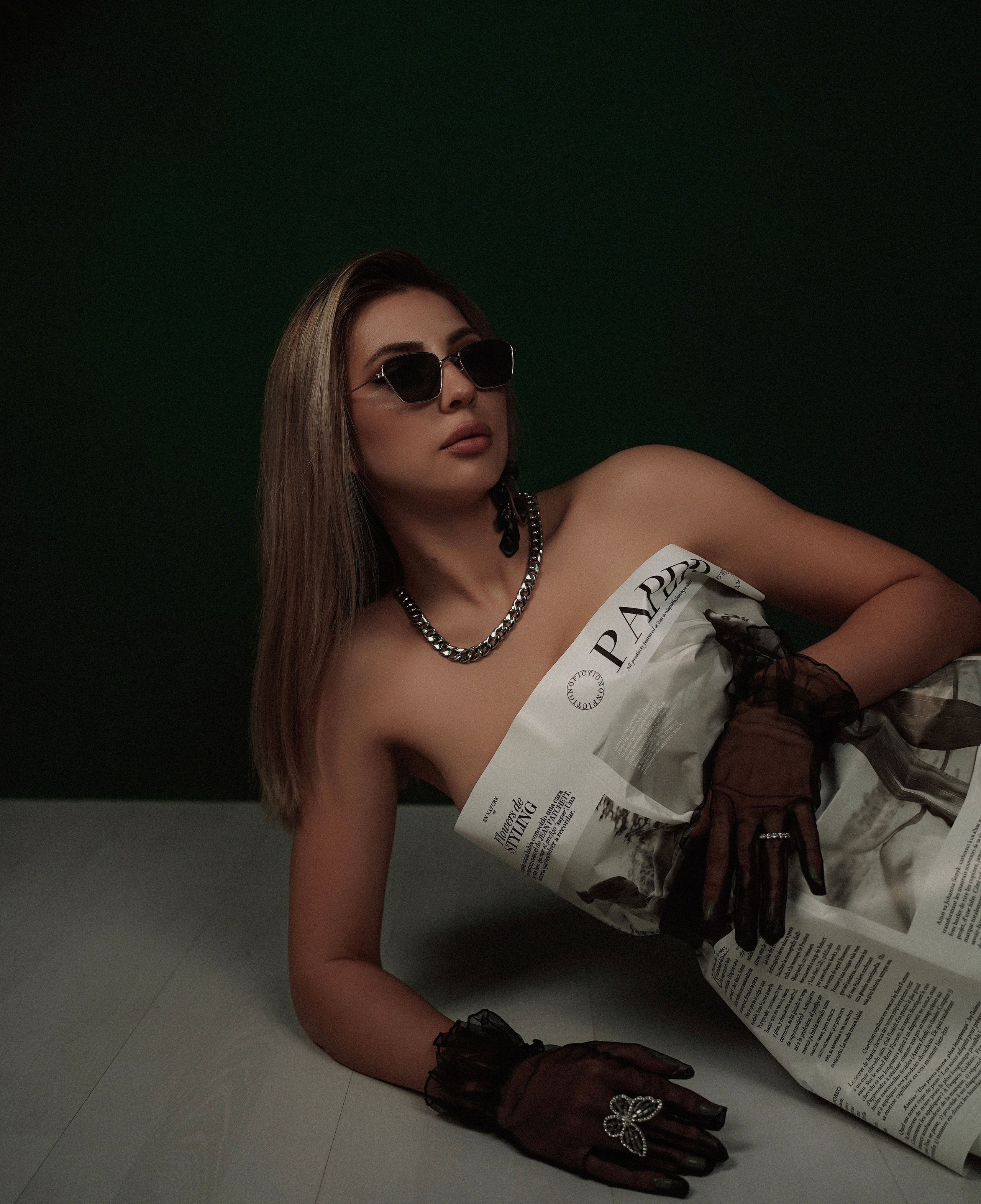 Фотостудия Рафинад. Женский фотограф Новочеркасск, Ростов-на-Дону, Шахты. Девушка в газете. Свадебный фотограф в Ростове-на-Дону. Таинство Крещения и Венчания, семейные фотосессии. Алёна Чёботова