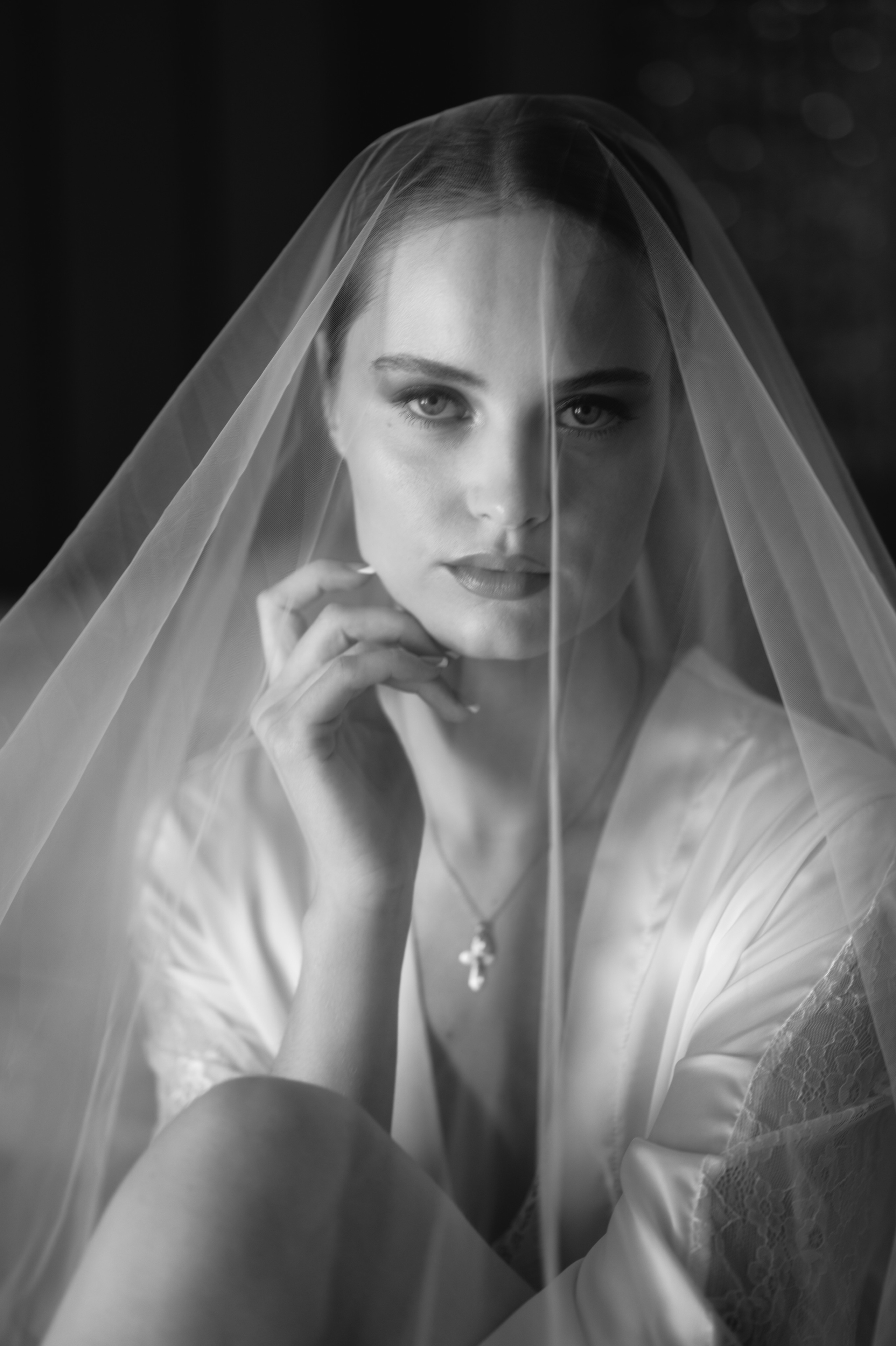 Черно-белый портрет невесты во время сборов