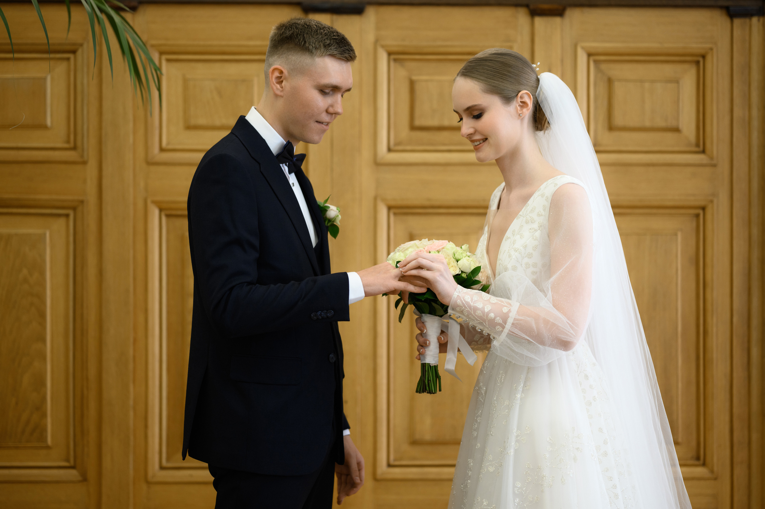 Невеста одевает жениху обручальное кольцо в ЗАГСе в Москве