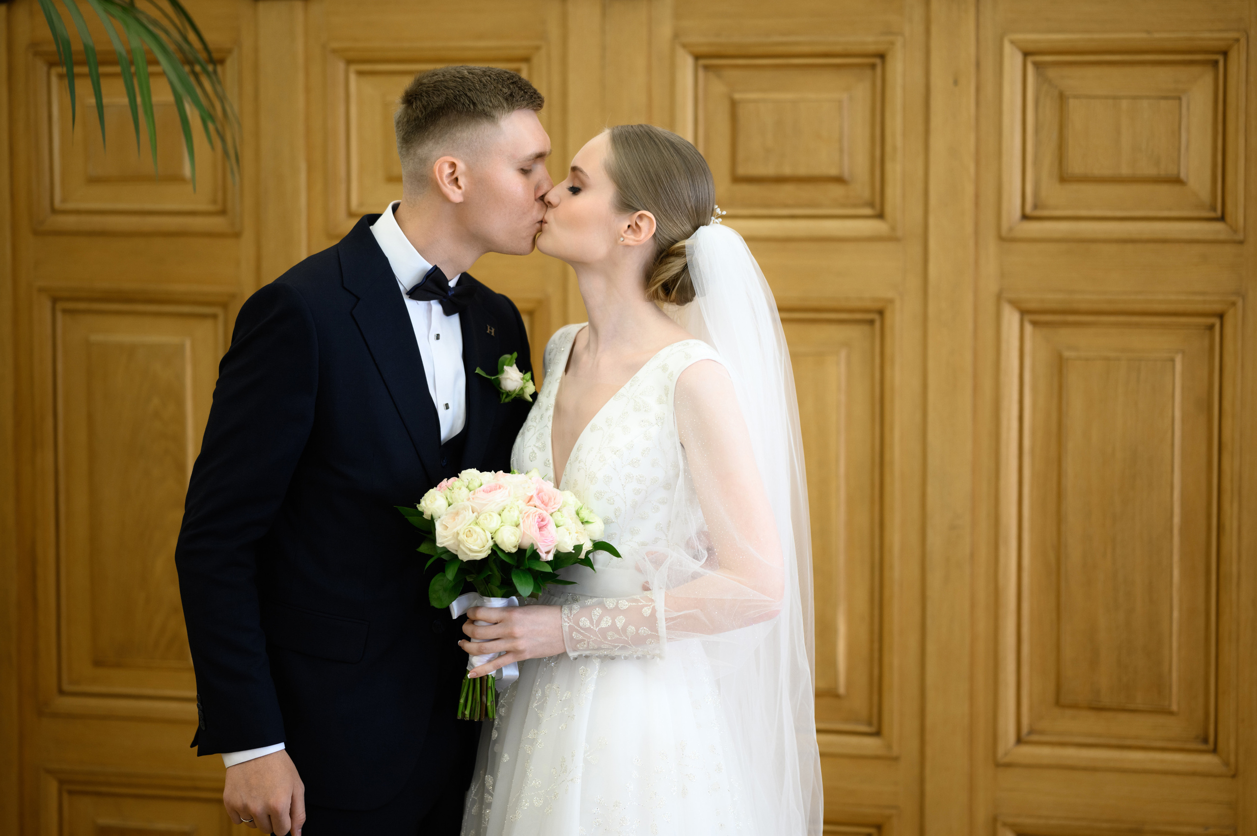 Жених и невеста целуются в ЗАГСе в Москве