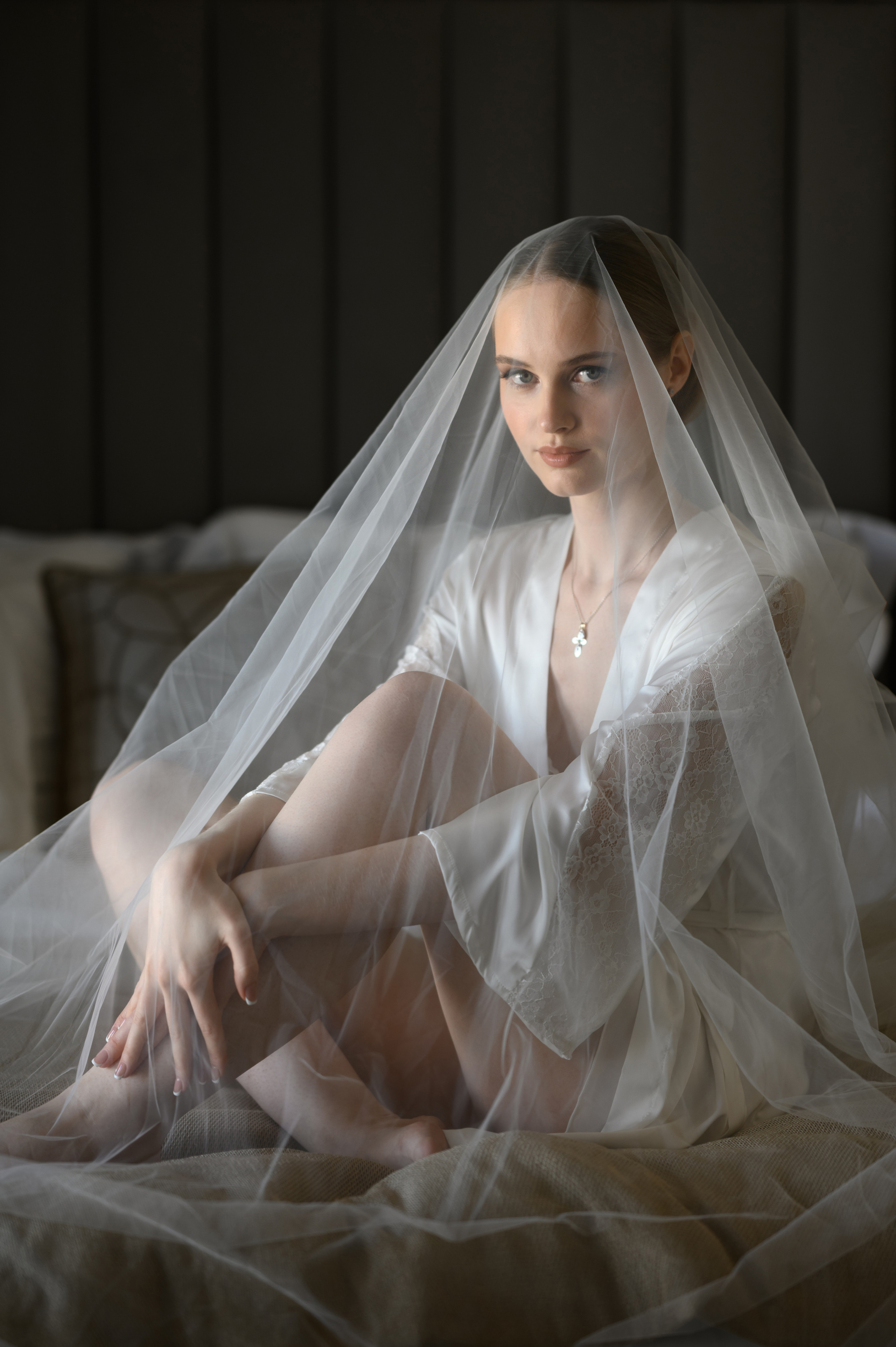 Невеста с фатой на сборах в отеле в Москве