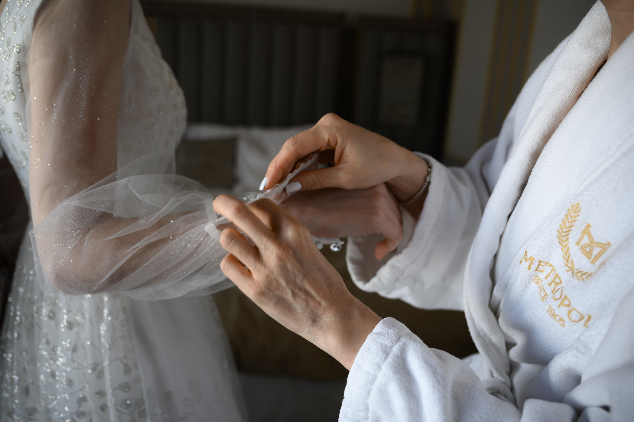 Мама поправляет невесте платье в отеле Метрополь