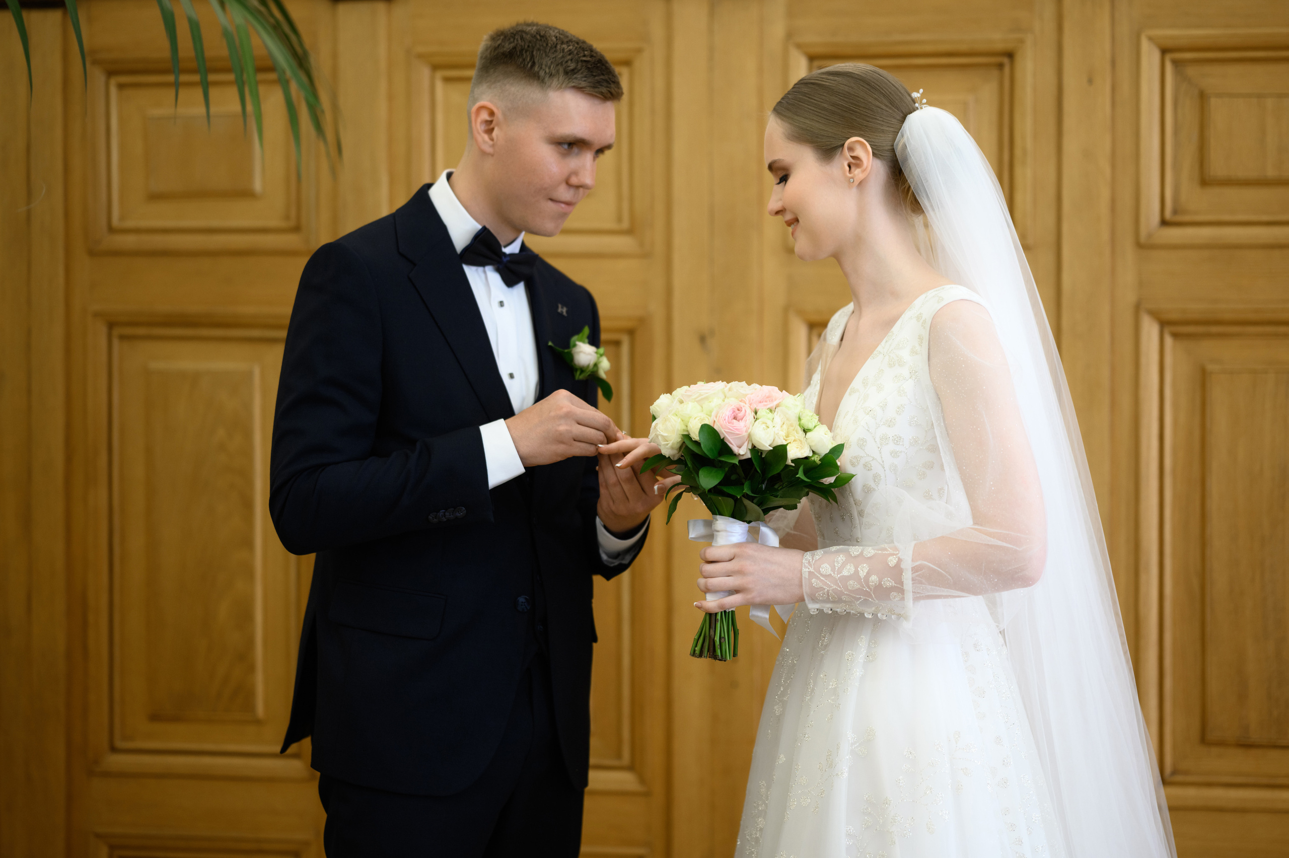 Жених одевает невесте обручальное кольцо в ЗАГСе в Москве